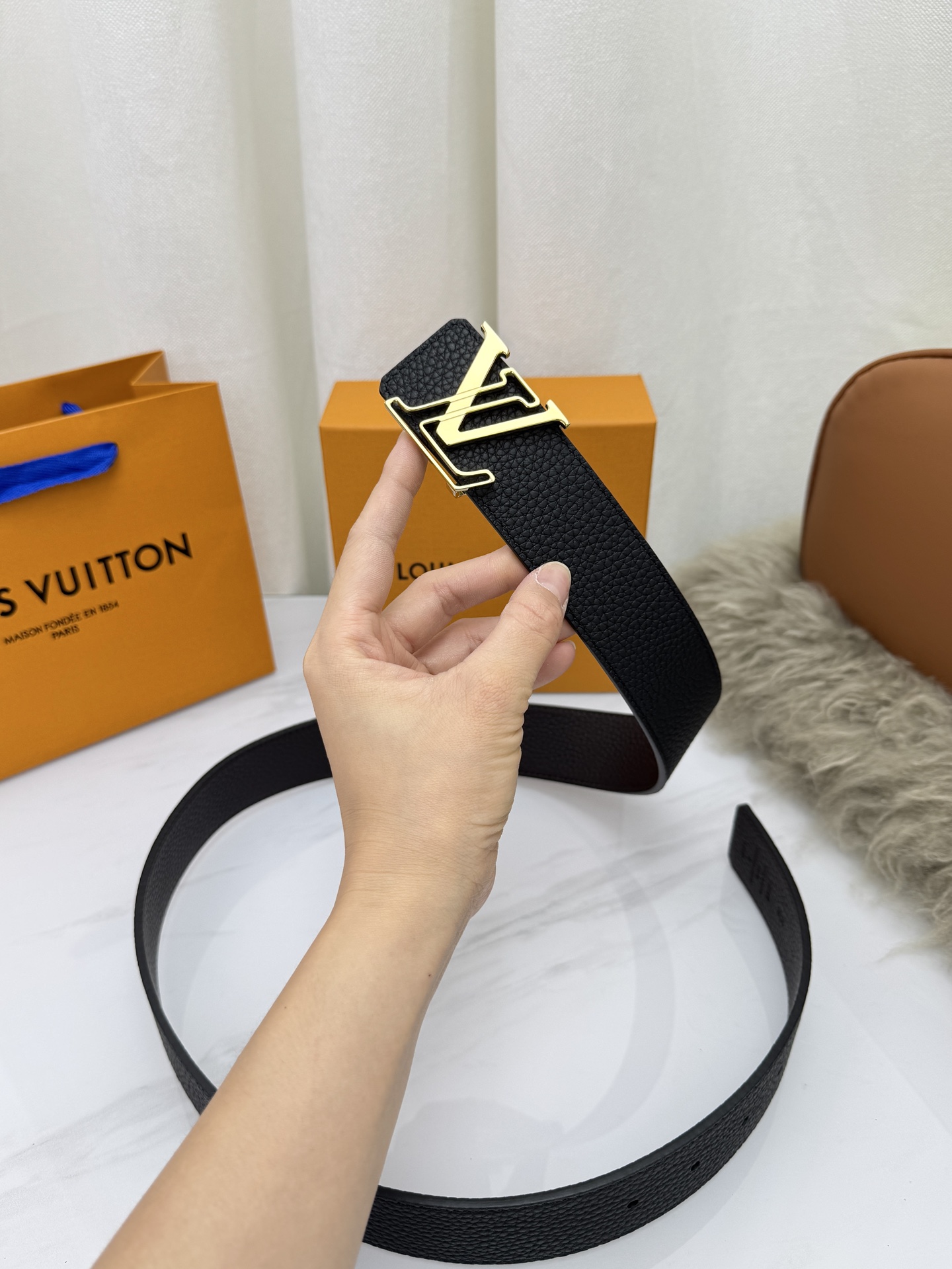 LV 奢华款现代 饰以雅致大方的标志性 柔软结实的皮带，可搭配从礼服到休闲装各种服饰。宽度4.0cm