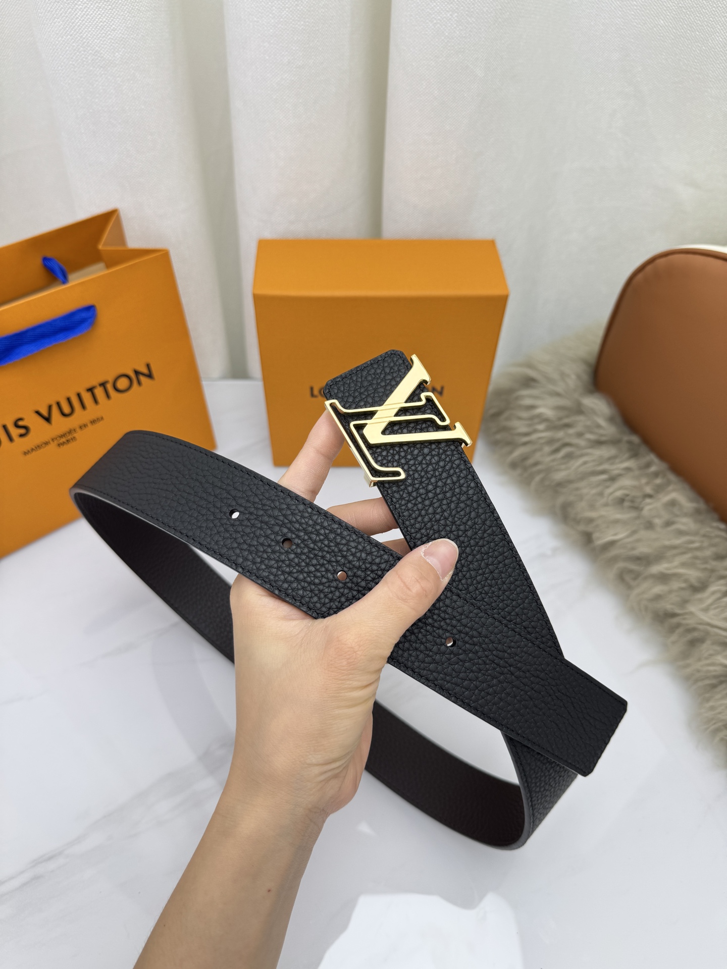 LV 奢华款现代 饰以雅致大方的标志性 柔软结实的皮带，可搭配从礼服到休闲装各种服饰。宽度4.0cm