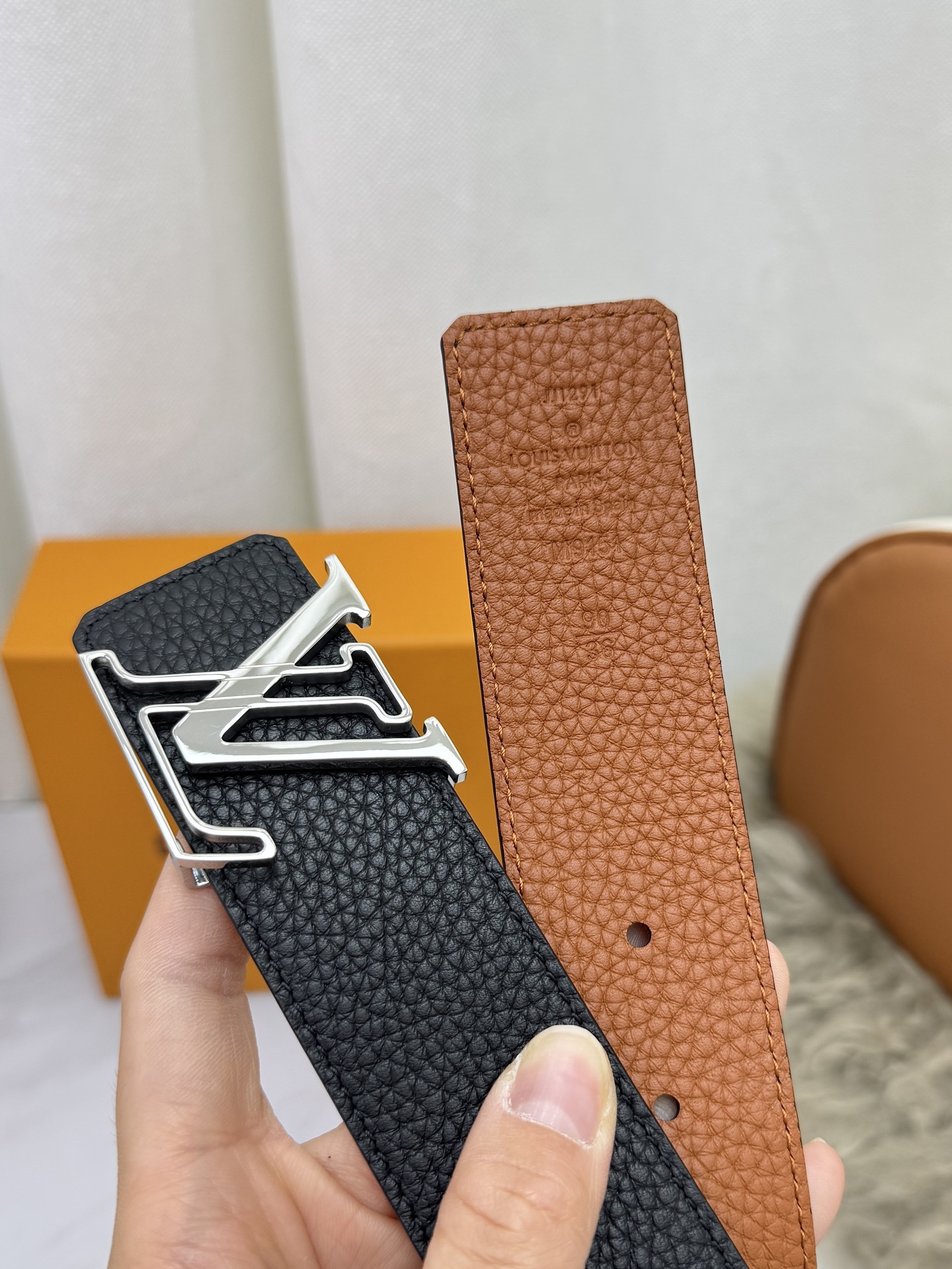 LV 奢华款现代 饰以雅致大方的标志性 柔软结实的皮带，可搭配从礼服到休闲装各种服饰。宽度4.0cm