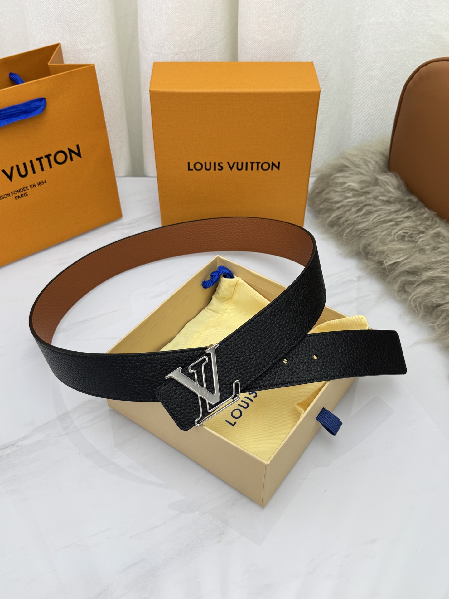LV 奢华款现代 饰以雅致大方的标志性 柔软结实的皮带，可搭配从礼服到休闲装各种服饰。宽度4.0cm
