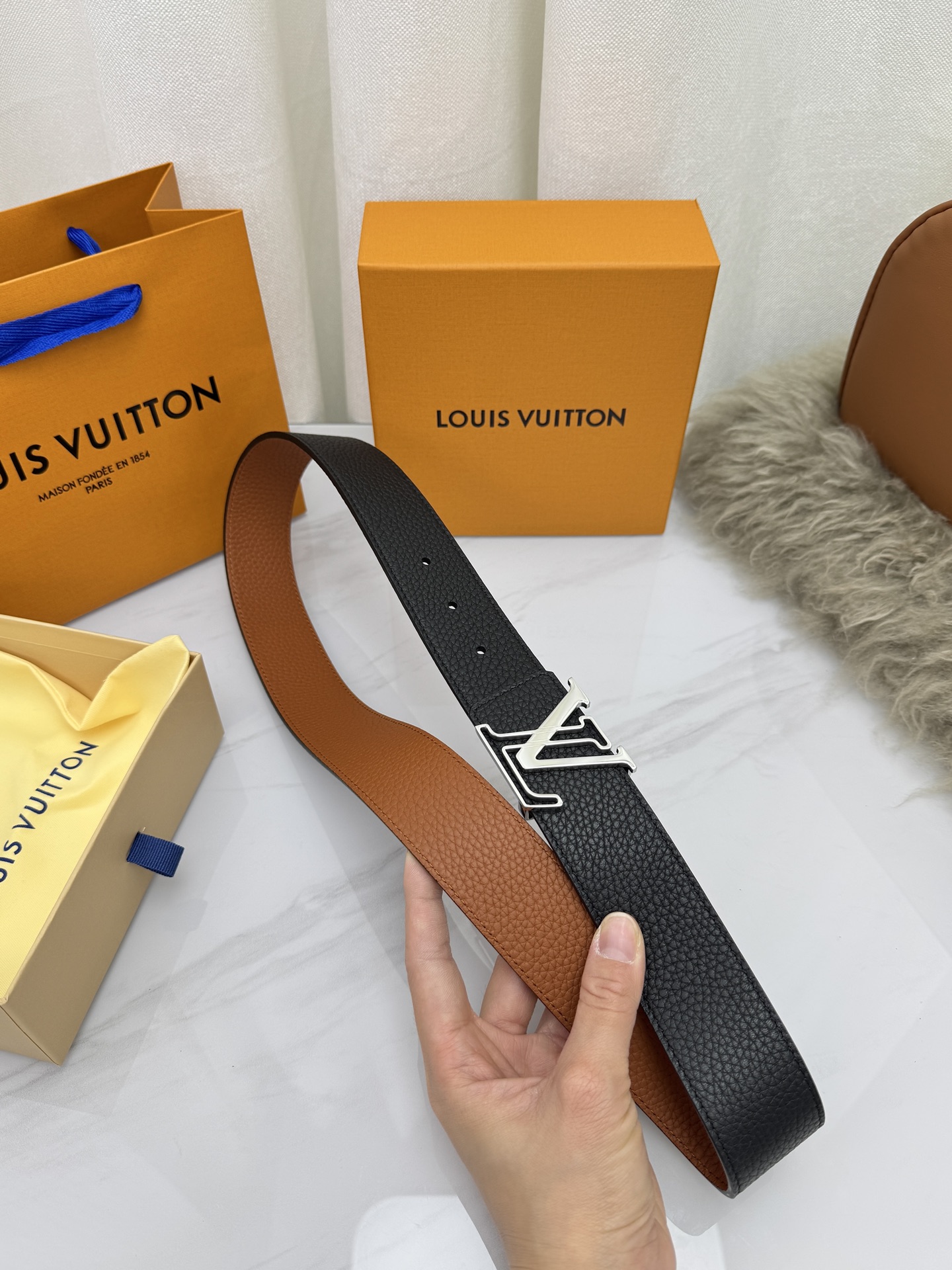 LV 奢华款现代 饰以雅致大方的标志性 柔软结实的皮带，可搭配从礼服到休闲装各种服饰。宽度4.0cm