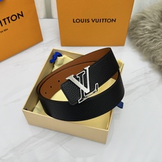 LV 奢华款现代 饰以雅致大方的标志性 柔软结实的皮带,可搭配从礼服到休闲装各种服饰。宽度4.0cm LV 奢华款现代 饰以雅致大方的标志性 柔软结实的皮带,可搭配从礼服到休闲装各种服饰。宽度4.0cm