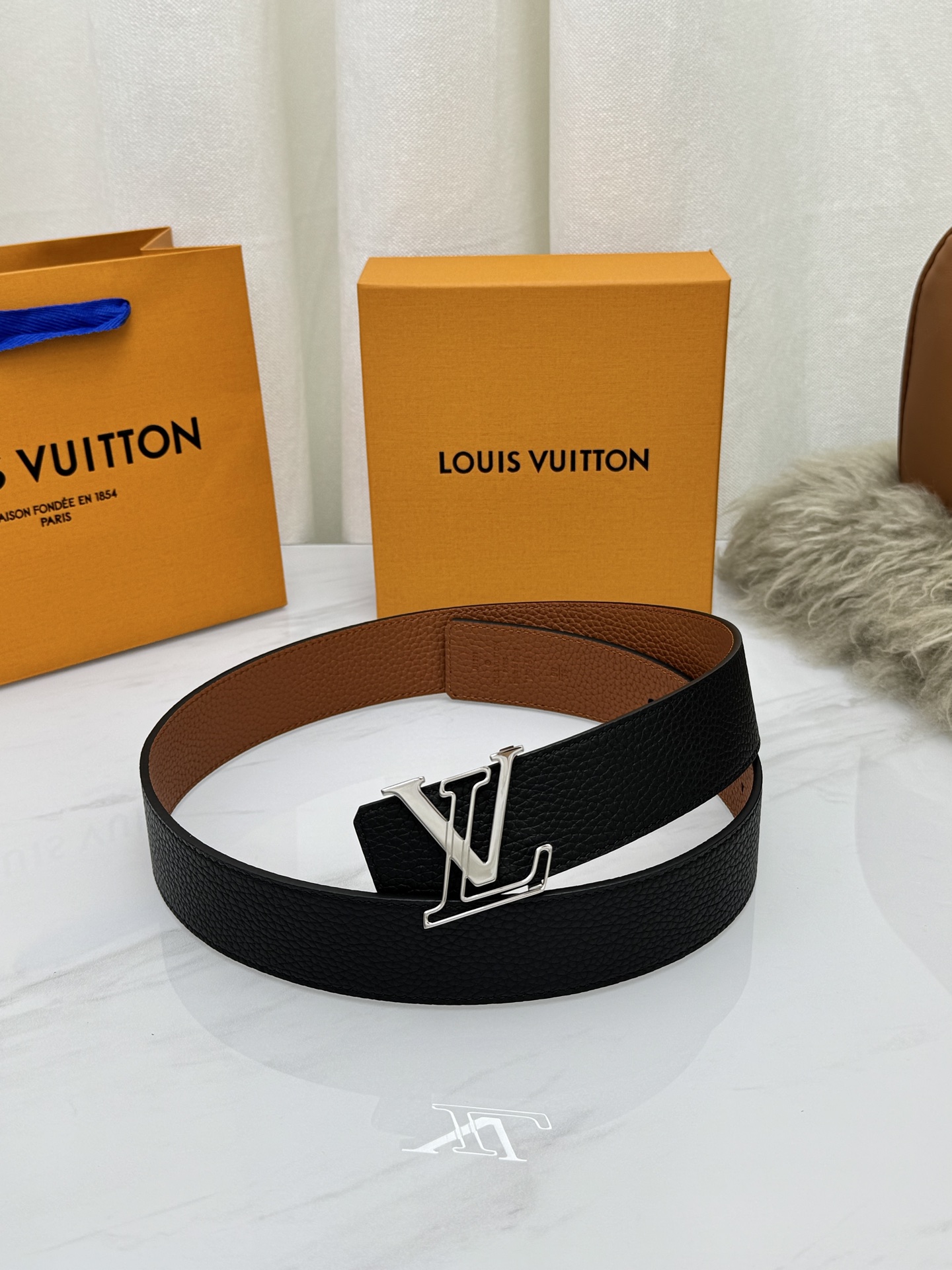 LV 奢华款现代 饰以雅致大方的标志性 柔软结实的皮带，可搭配从礼服到休闲装各种服饰。宽度4.0cm
