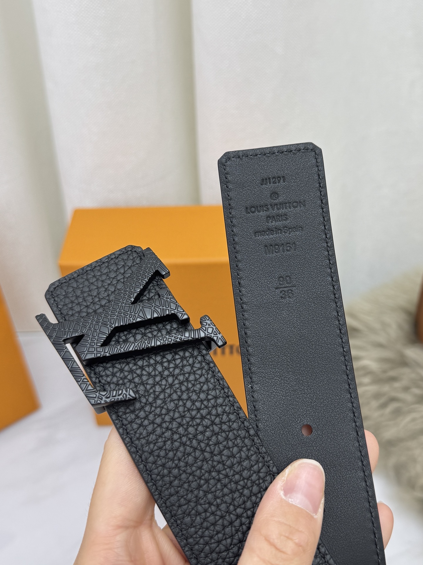 LV 奢华款现代 饰以雅致大方的标志性 柔软结实的皮带，可搭配从礼服到休闲装各种服饰。宽度4.0cm