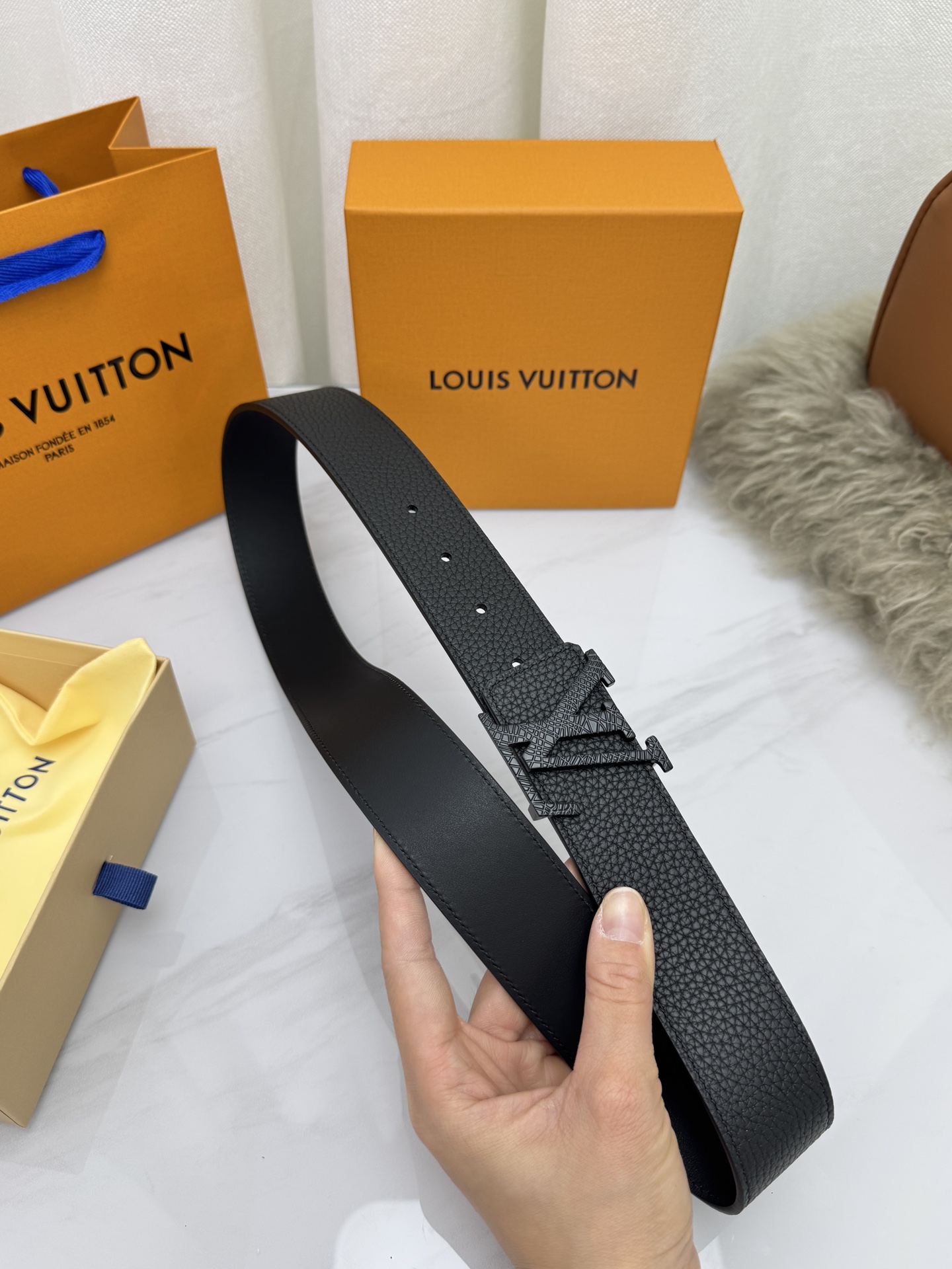 LV 奢华款现代 饰以雅致大方的标志性 柔软结实的皮带，可搭配从礼服到休闲装各种服饰。宽度4.0cm
