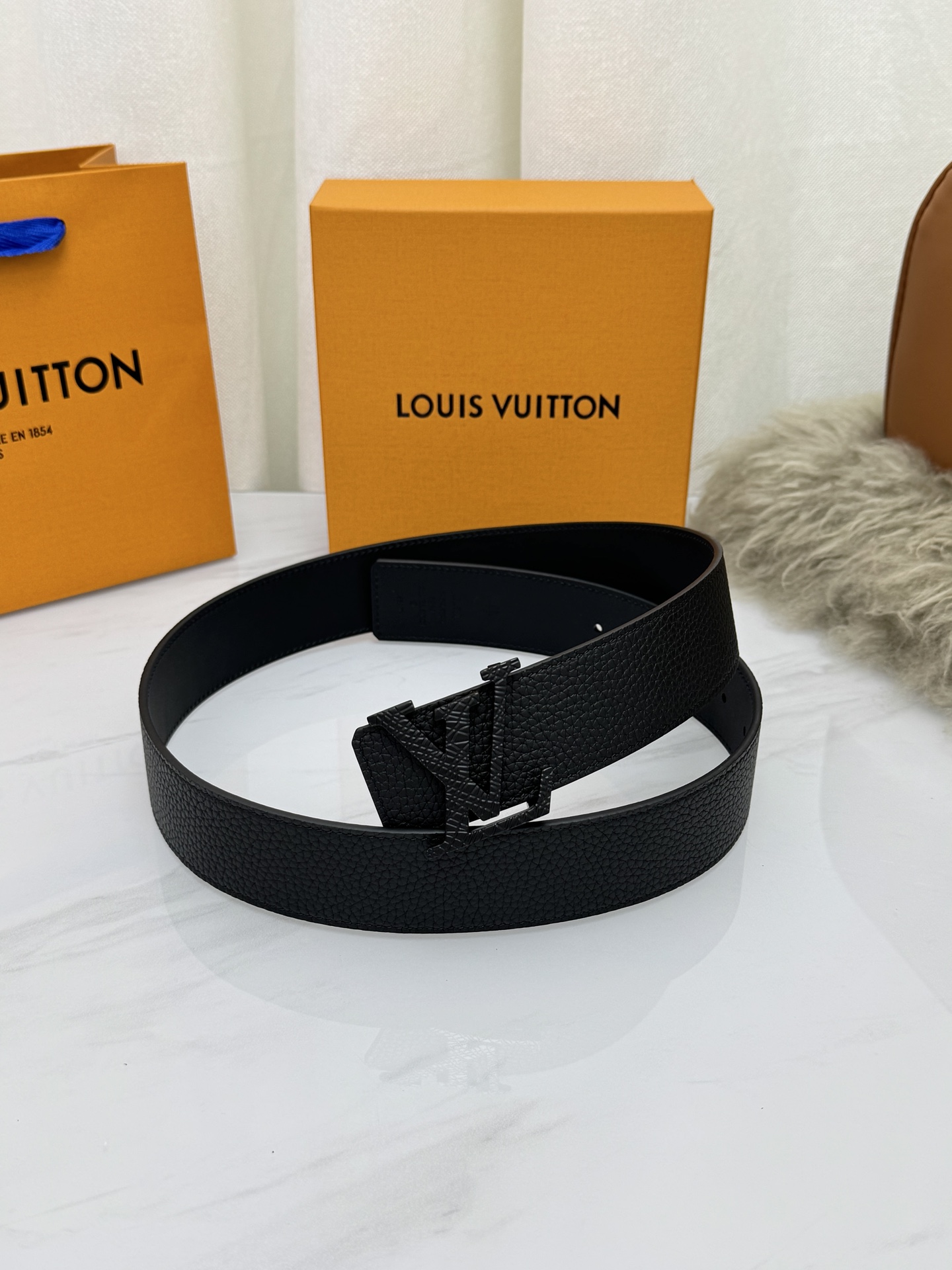 LV 奢华款现代 饰以雅致大方的标志性 柔软结实的皮带，可搭配从礼服到休闲装各种服饰。宽度4.0cm