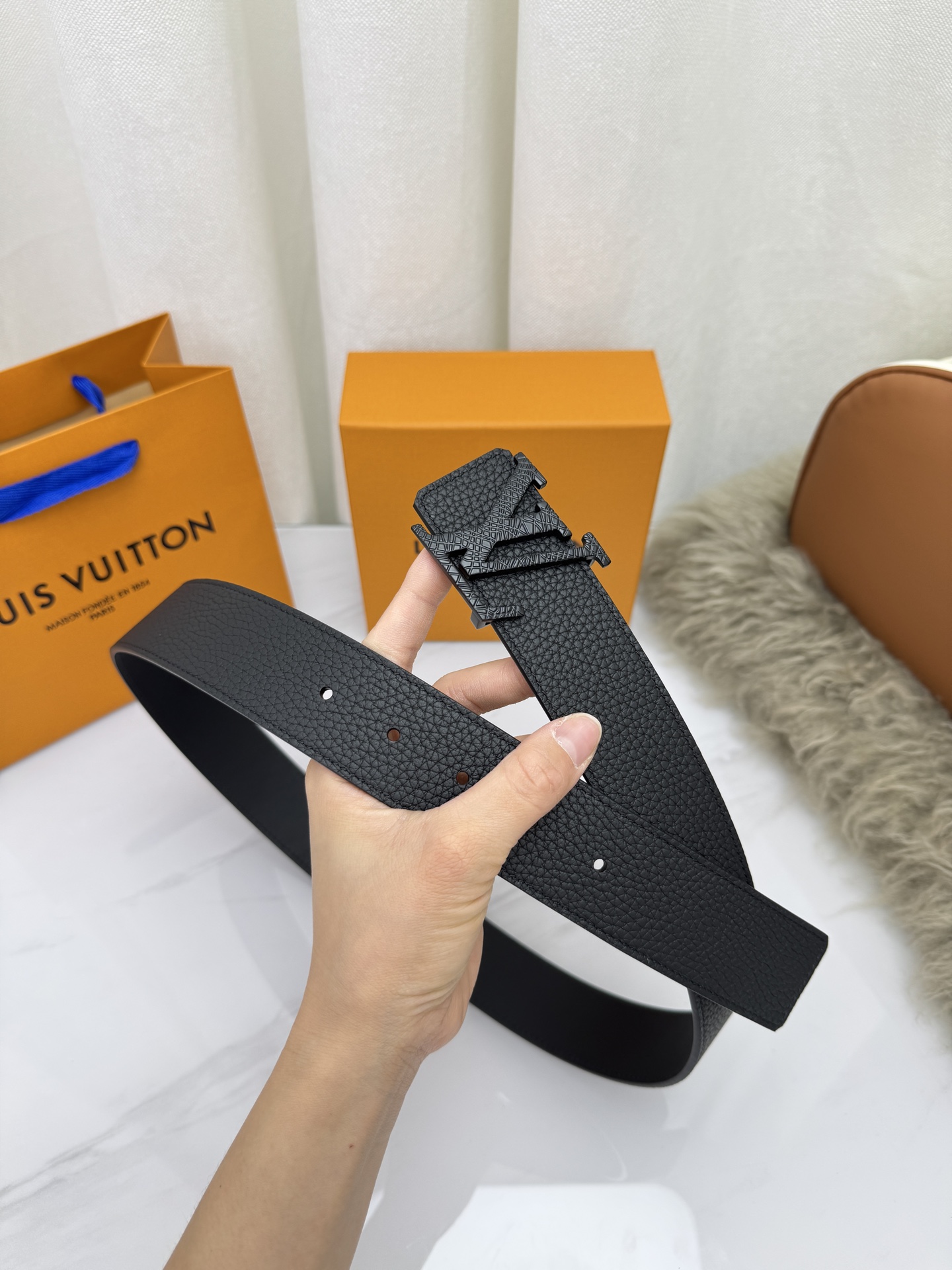 LV 奢华款现代 饰以雅致大方的标志性 柔软结实的皮带，可搭配从礼服到休闲装各种服饰。宽度4.0cm