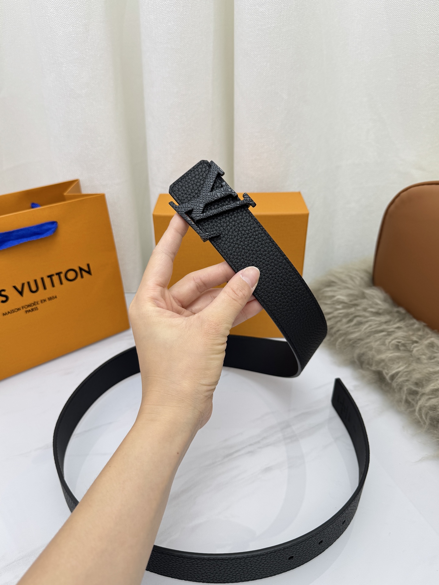 LV 奢华款现代 饰以雅致大方的标志性 柔软结实的皮带，可搭配从礼服到休闲装各种服饰。宽度4.0cm
