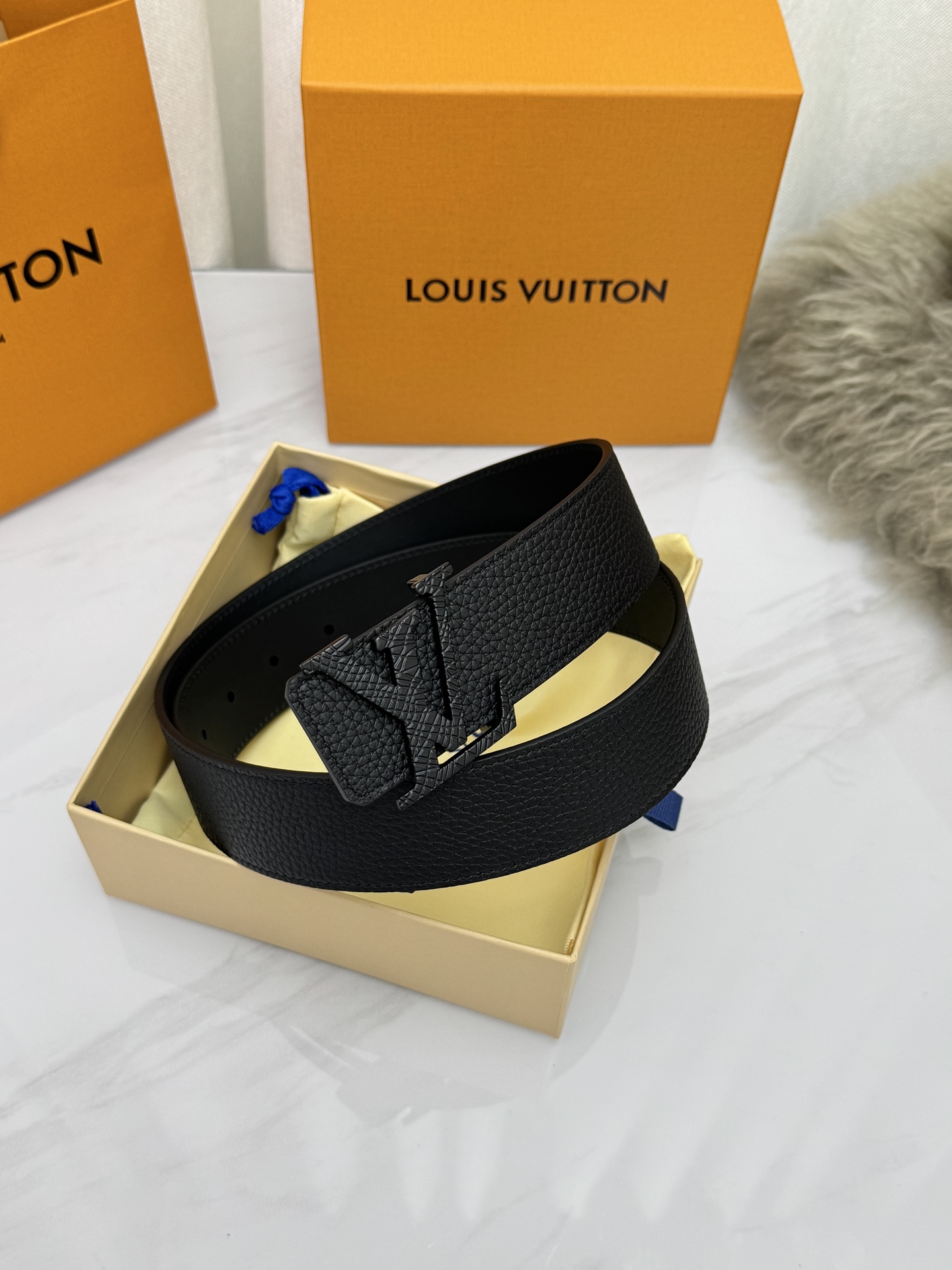LV 奢华款现代 饰以雅致大方的标志性 柔软结实的皮带，可搭配从礼服到休闲装各种服饰。宽度4.0cm