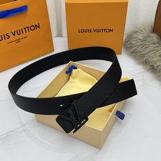 LV 奢华款现代 饰以雅致大方的标志性 柔软结实的皮带,可搭配从礼服到休闲装各种服饰。宽度4.0cm LV 奢华款现代 饰以雅致大方的标志性 柔软结实的皮带,可搭配从礼服到休闲装各种服饰。宽度4.0cm