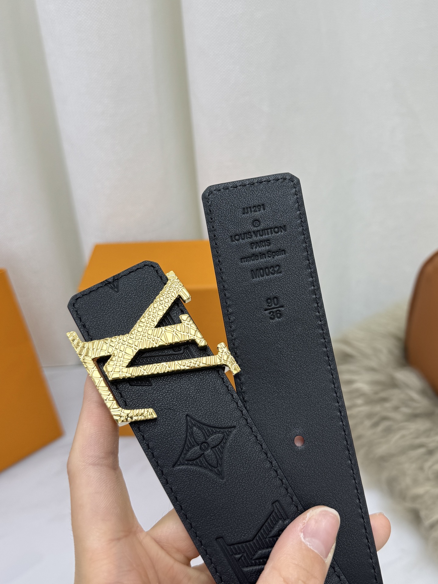 LV 奢华款现代 饰以雅致大方的标志性 柔软结实的皮带，可搭配从礼服到休闲装各种服饰。宽度4.0cm