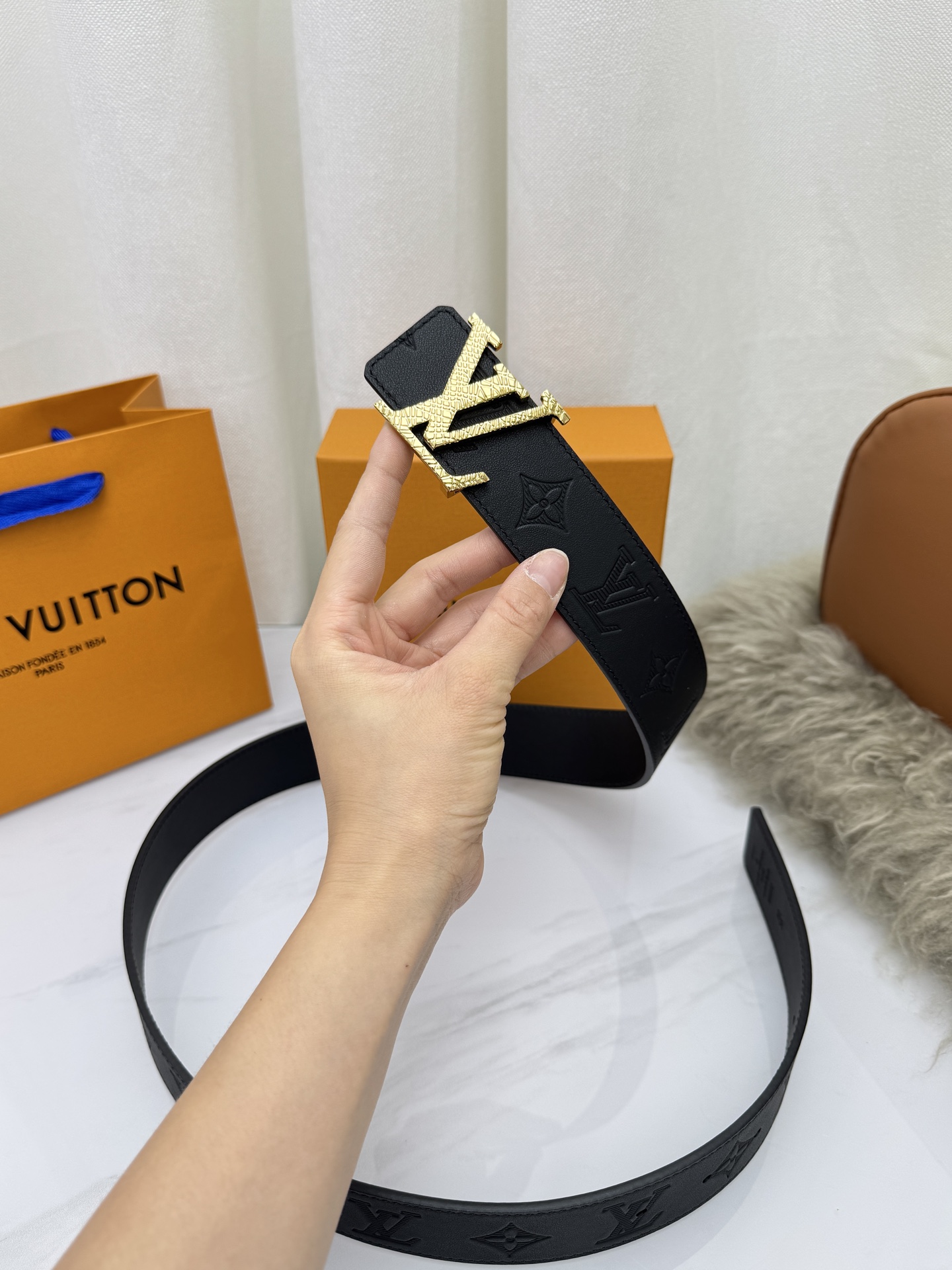 LV 奢华款现代 饰以雅致大方的标志性 柔软结实的皮带，可搭配从礼服到休闲装各种服饰。宽度4.0cm