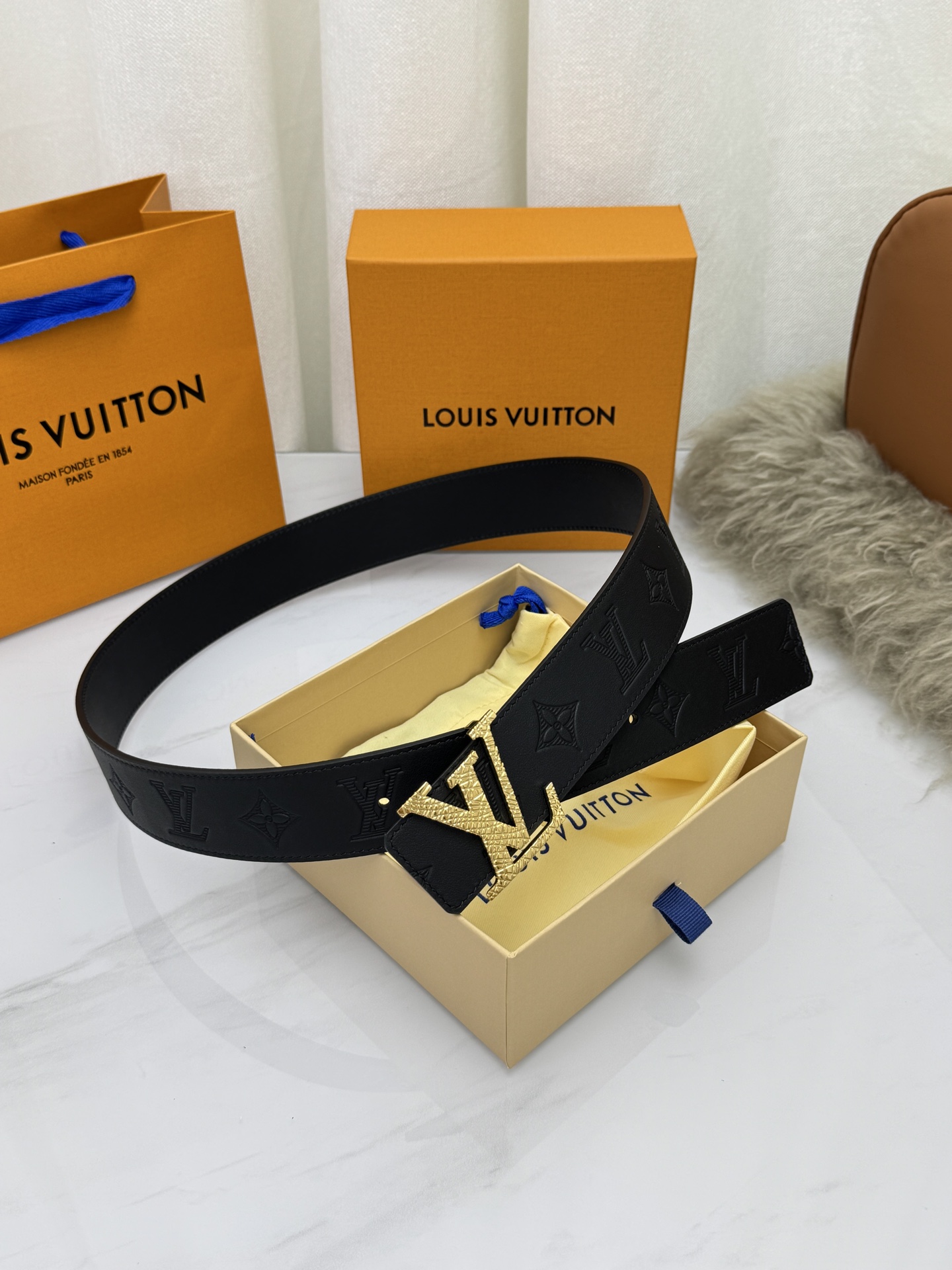 LV 奢华款现代 饰以雅致大方的标志性 柔软结实的皮带，可搭配从礼服到休闲装各种服饰。宽度4.0cm