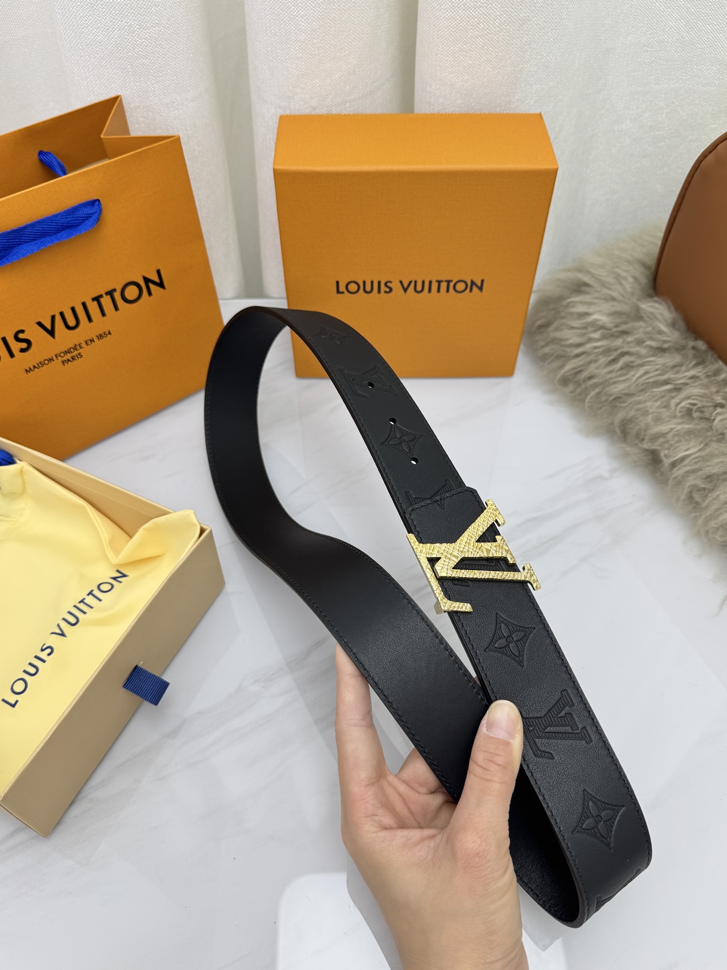 LV 奢华款现代 饰以雅致大方的标志性 柔软结实的皮带，可搭配从礼服到休闲装各种服饰。宽度4.0cm