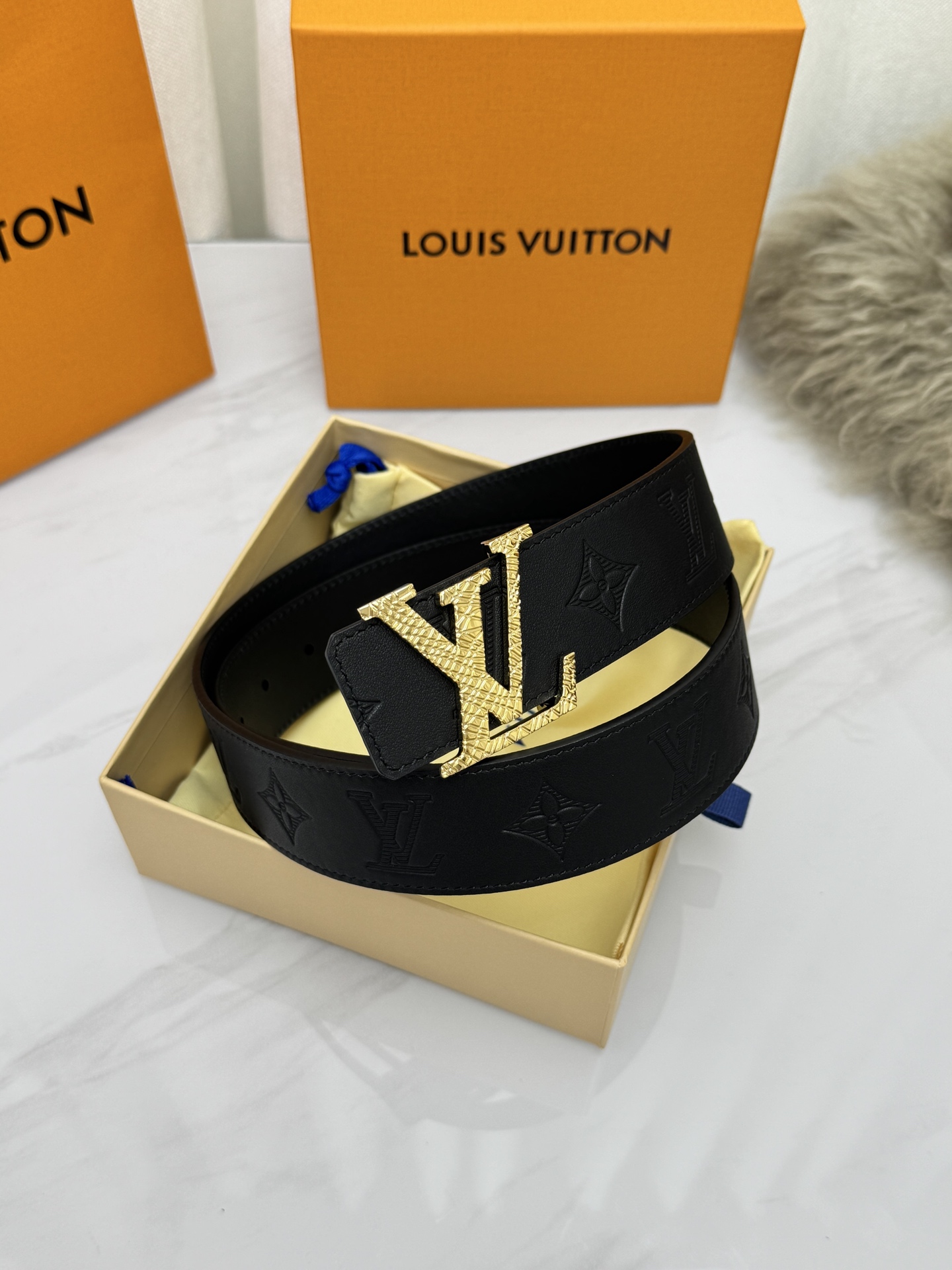 LV 奢华款现代 饰以雅致大方的标志性 柔软结实的皮带,可搭配从礼服到休闲装各种服饰。宽度4.0cm LV 奢华款现代 饰以雅致大方的标志性 柔软结实的皮带,可搭配从礼服到休闲装各种服饰。宽度4.0cm
