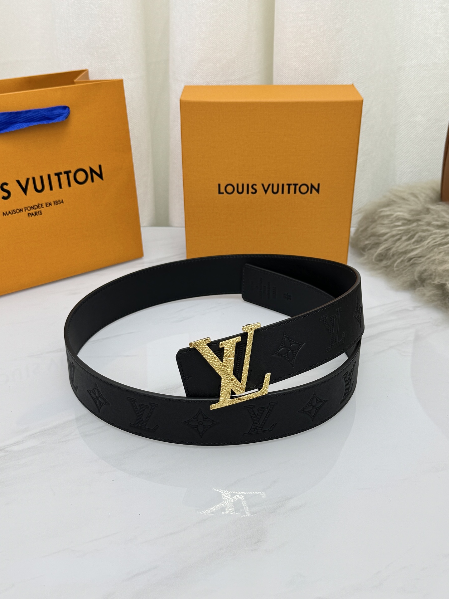 LV 奢华款现代 饰以雅致大方的标志性 柔软结实的皮带，可搭配从礼服到休闲装各种服饰。宽度4.0cm