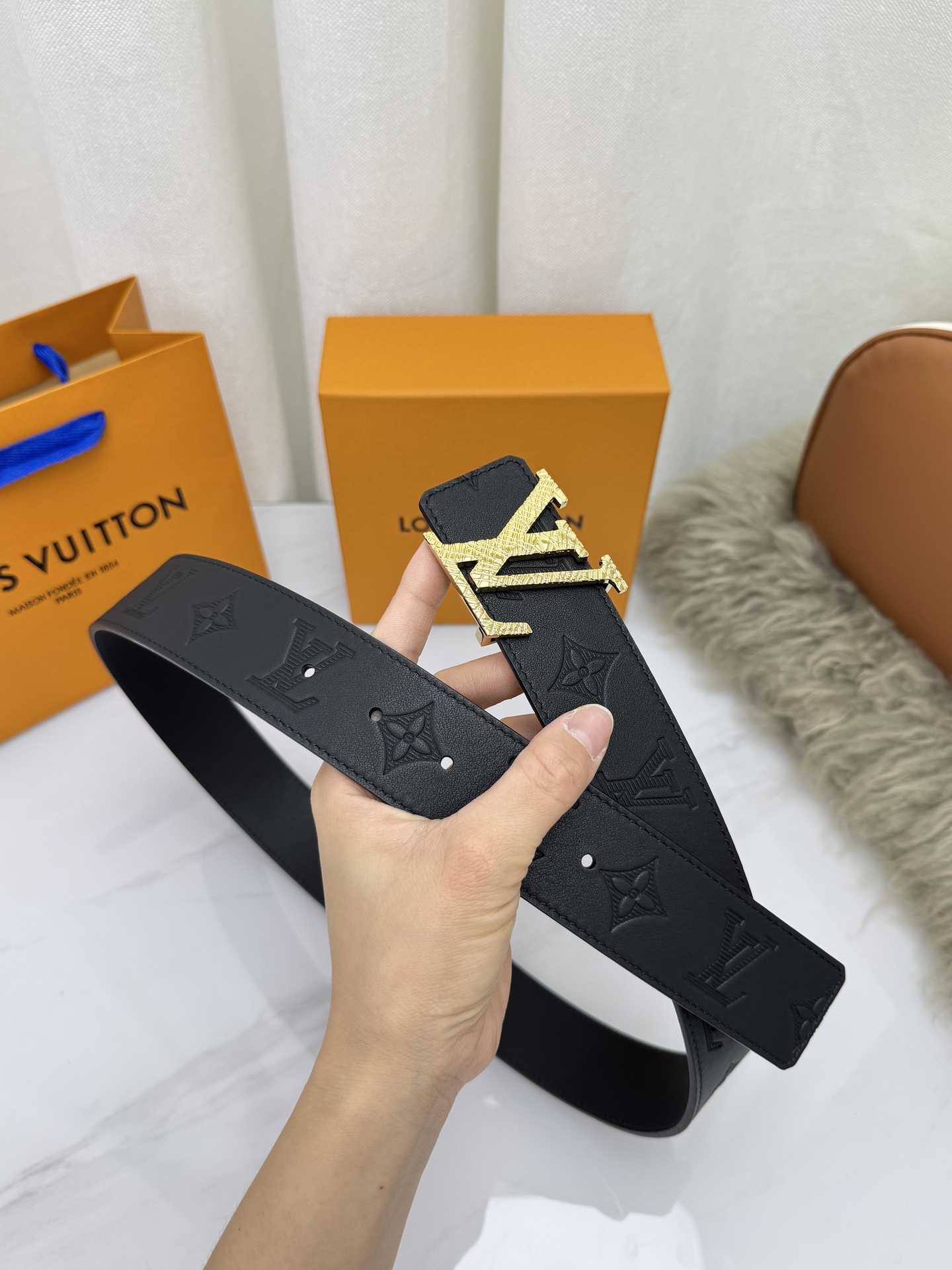 LV 奢华款现代 饰以雅致大方的标志性 柔软结实的皮带，可搭配从礼服到休闲装各种服饰。宽度4.0cm