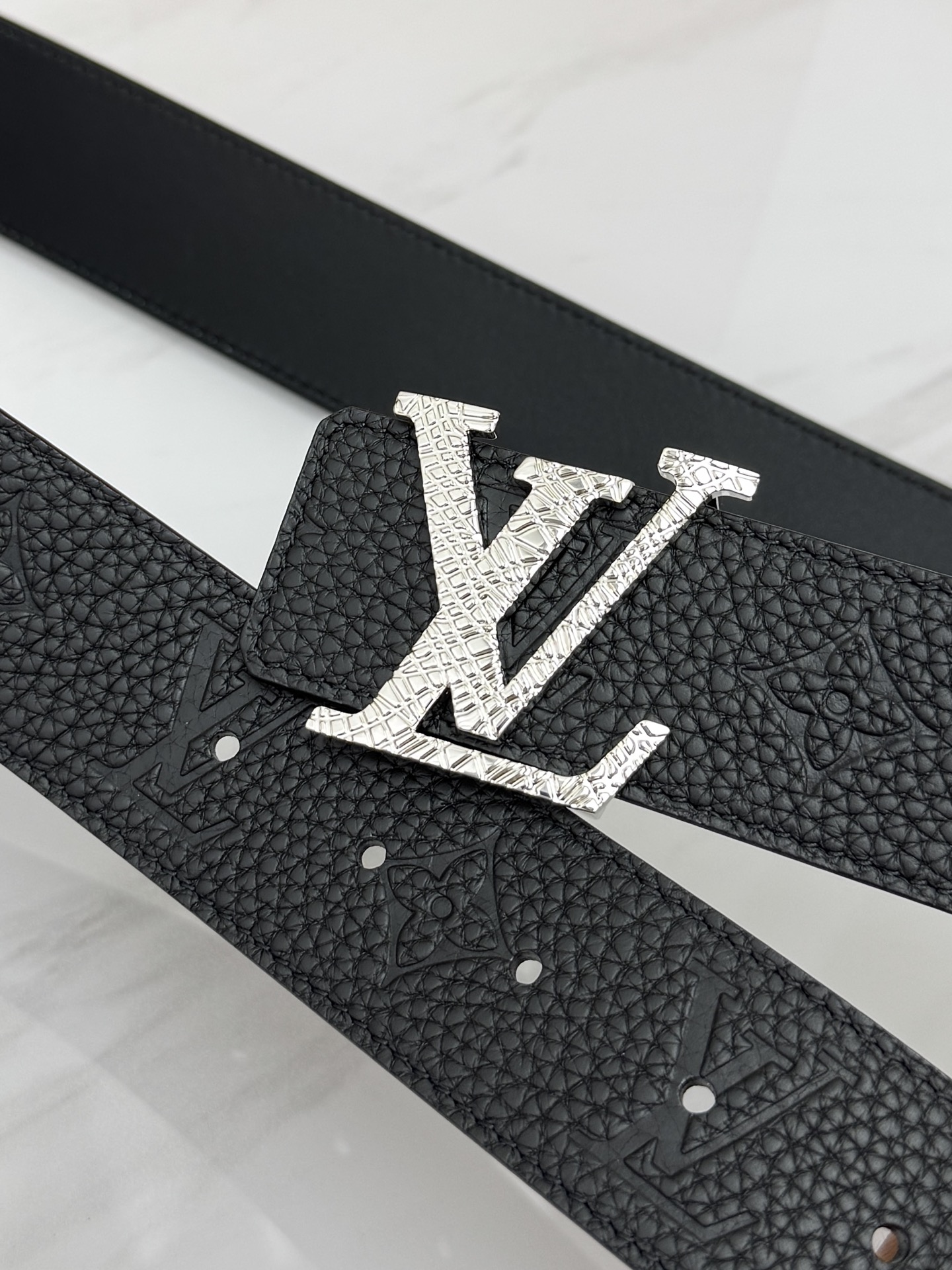 LV 奢华款现代 饰以雅致大方的标志性 柔软结实的皮带，可搭配从礼服到休闲装各种服饰。宽度4.0cm