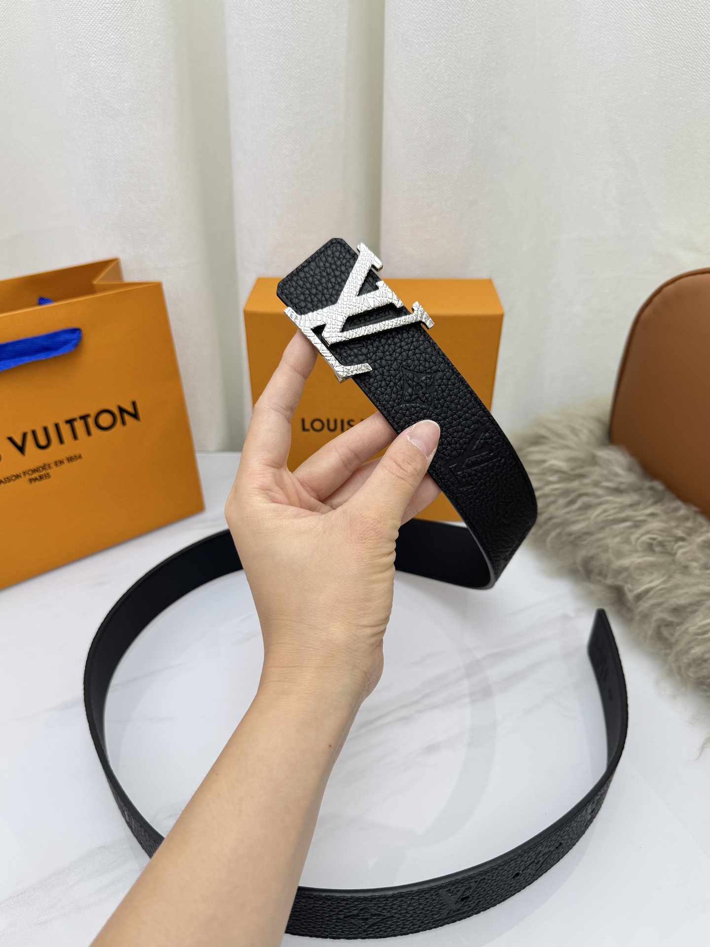 LV 奢华款现代 饰以雅致大方的标志性 柔软结实的皮带，可搭配从礼服到休闲装各种服饰。宽度4.0cm