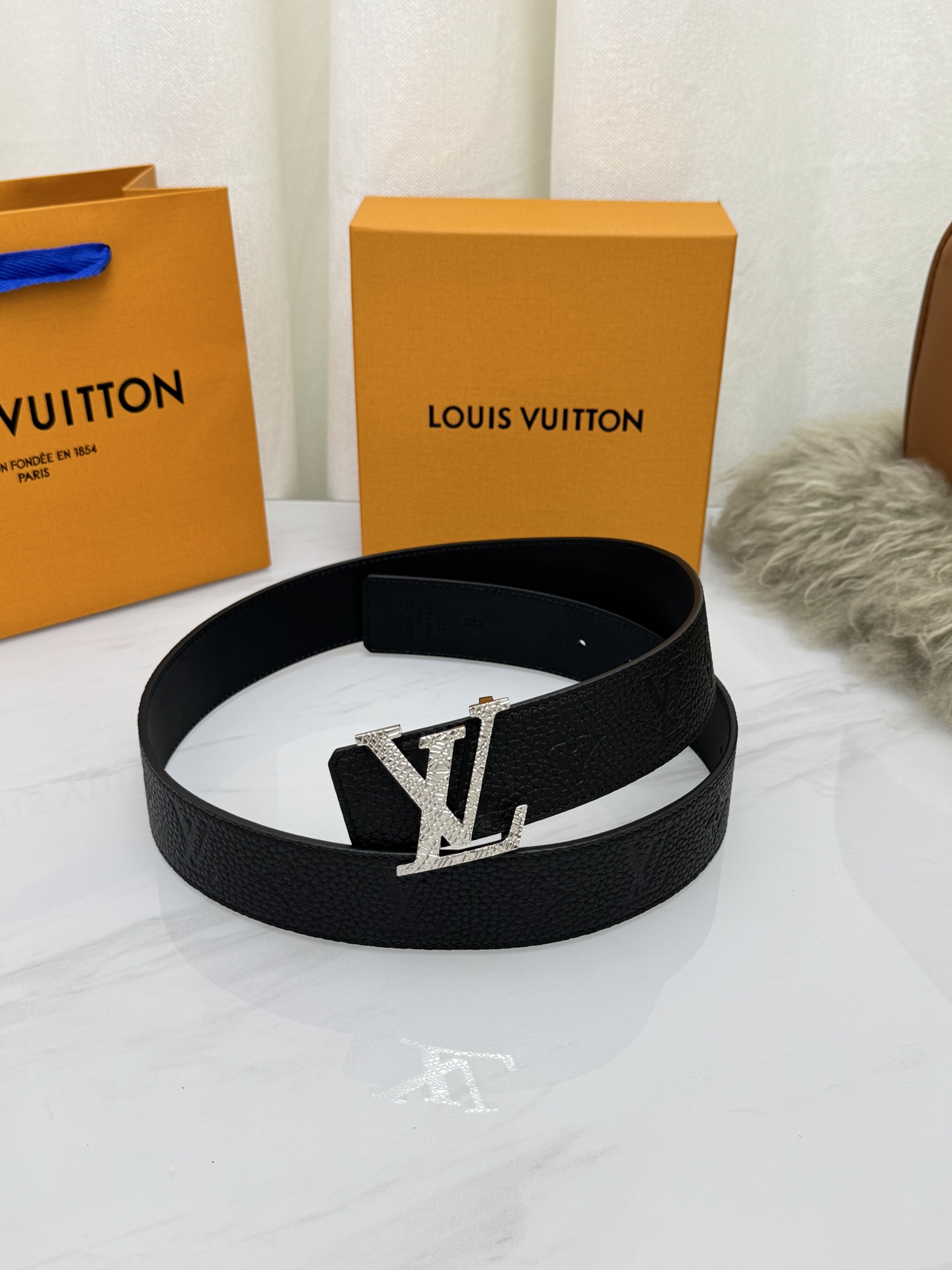 LV 奢华款现代 饰以雅致大方的标志性 柔软结实的皮带，可搭配从礼服到休闲装各种服饰。宽度4.0cm