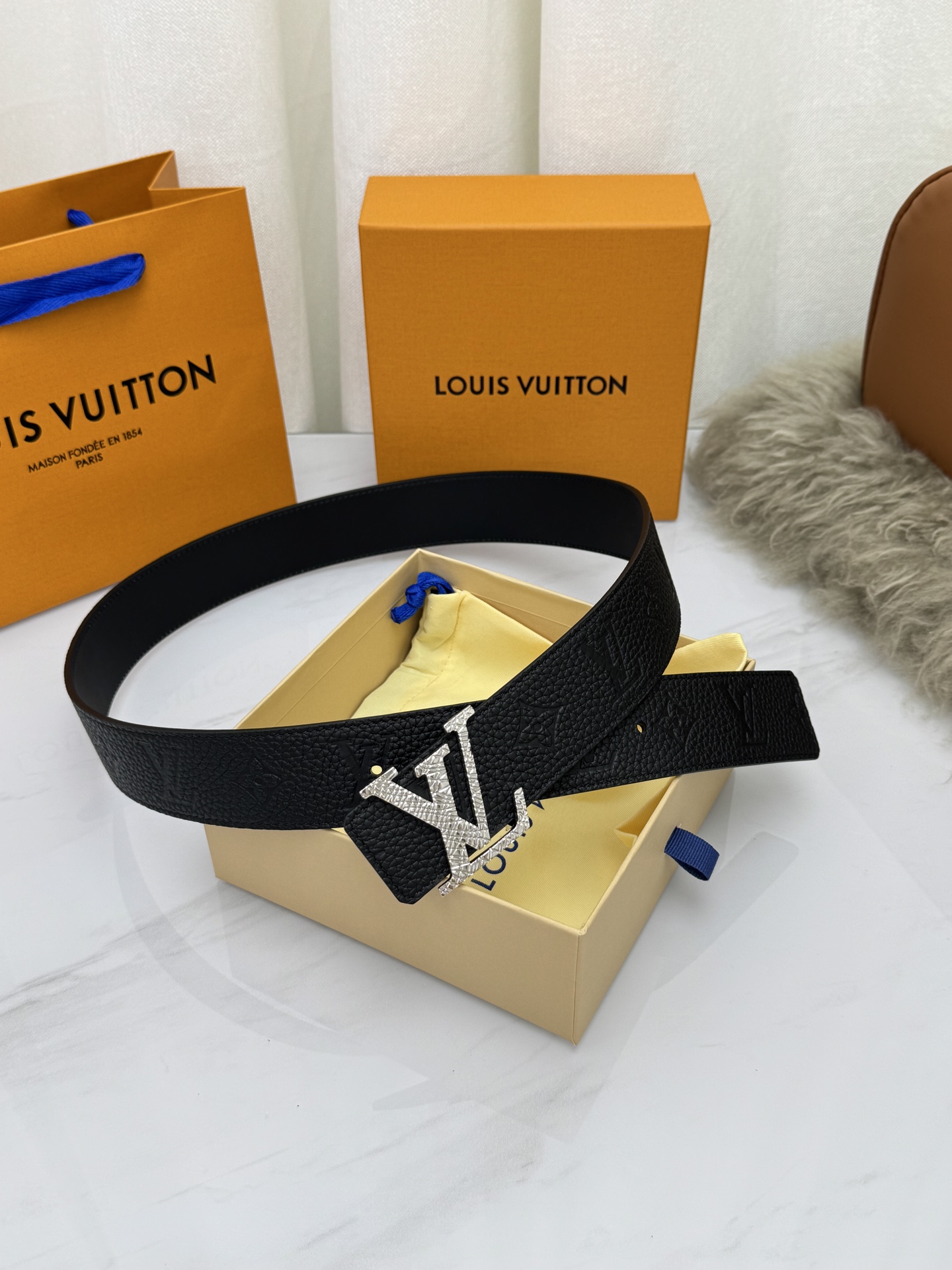 LV 奢华款现代 饰以雅致大方的标志性 柔软结实的皮带，可搭配从礼服到休闲装各种服饰。宽度4.0cm