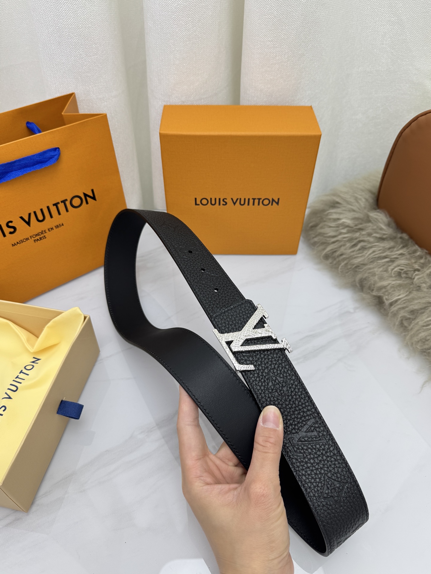 LV 奢华款现代 饰以雅致大方的标志性 柔软结实的皮带，可搭配从礼服到休闲装各种服饰。宽度4.0cm