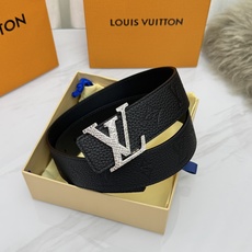 LV 奢华款现代 饰以雅致大方的标志性 柔软结实的皮带,可搭配从礼服到休闲装各种服饰。宽度4.0cm LV 奢华款现代 饰以雅致大方的标志性 柔软结实的皮带,可搭配从礼服到休闲装各种服饰。宽度4.0cm