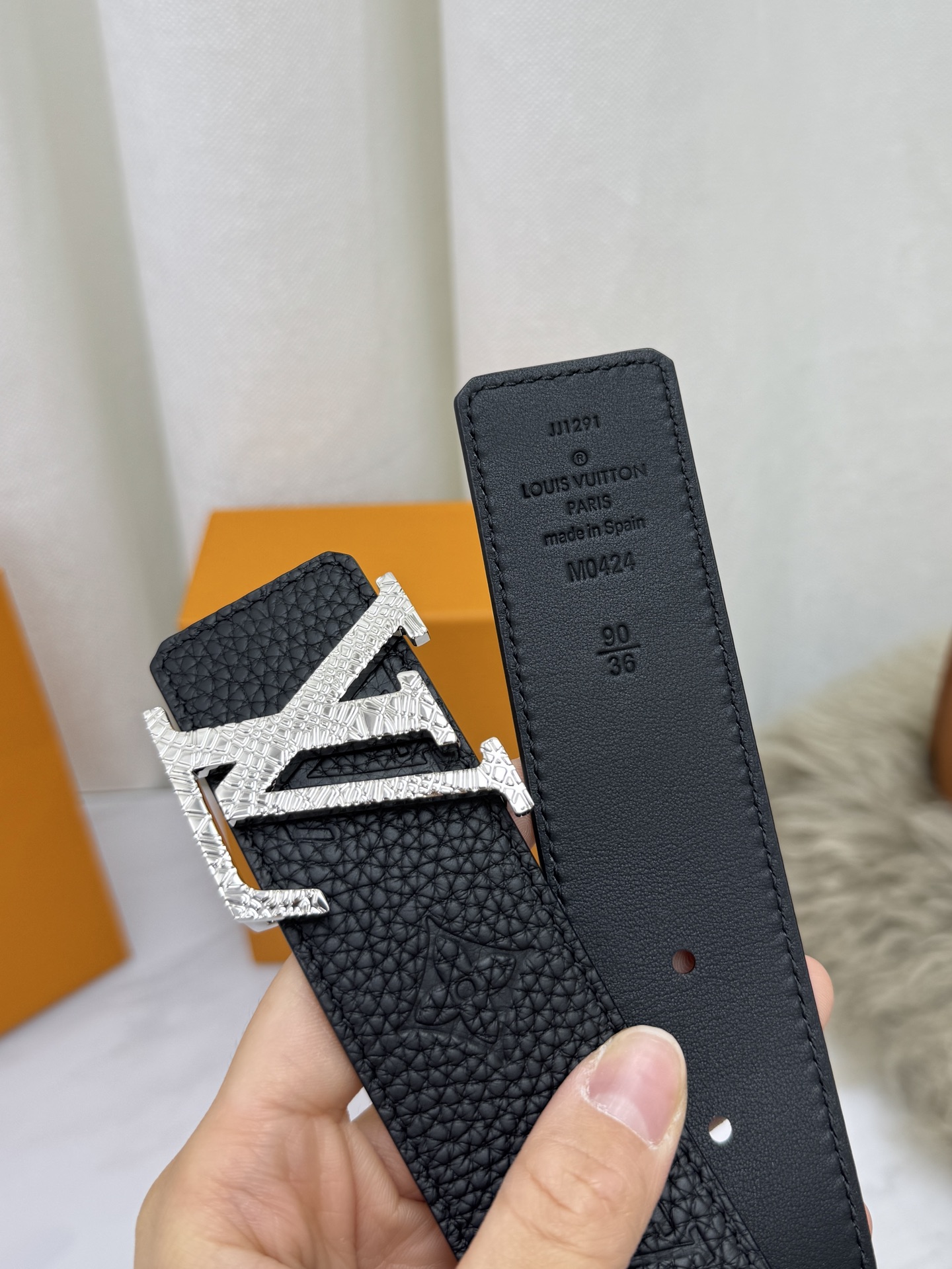 LV 奢华款现代 饰以雅致大方的标志性 柔软结实的皮带，可搭配从礼服到休闲装各种服饰。宽度4.0cm