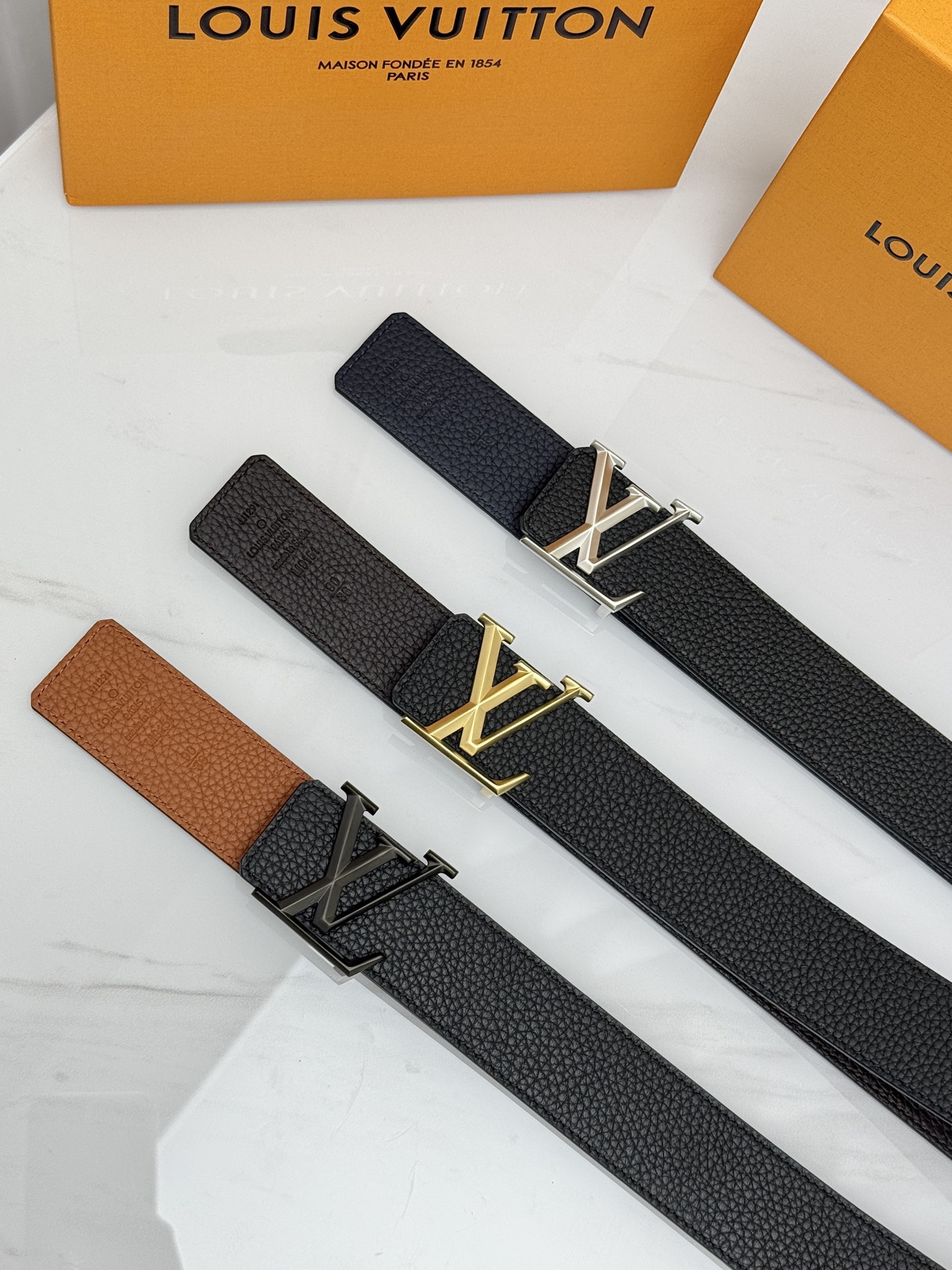 Louis Vuitton Men Taurillon Leather Belt LV