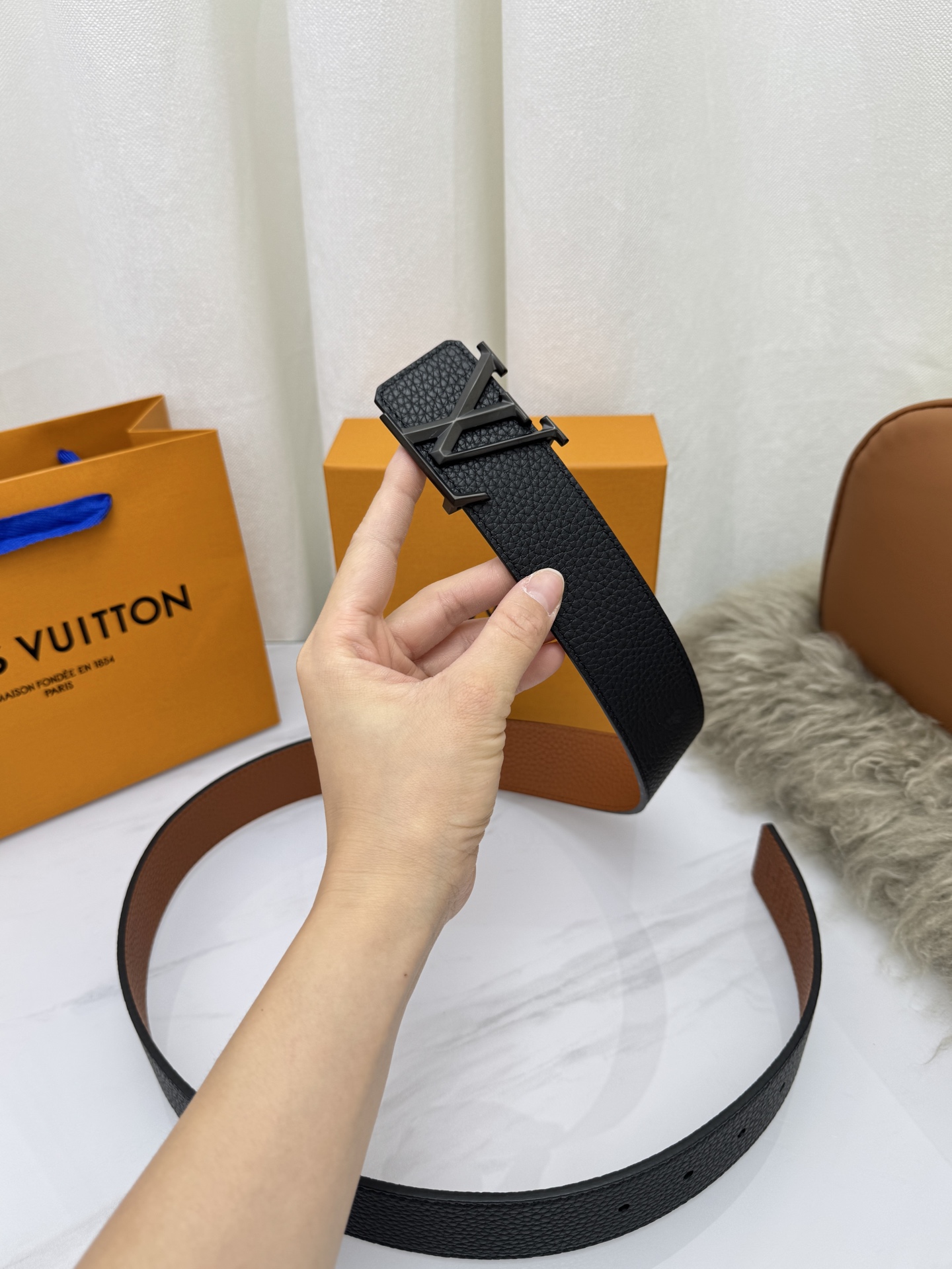 LV 奢华款现代 饰以雅致大方的标志性 柔软结实的皮带，可搭配从礼服到休闲装各种服饰。宽度4.0cm