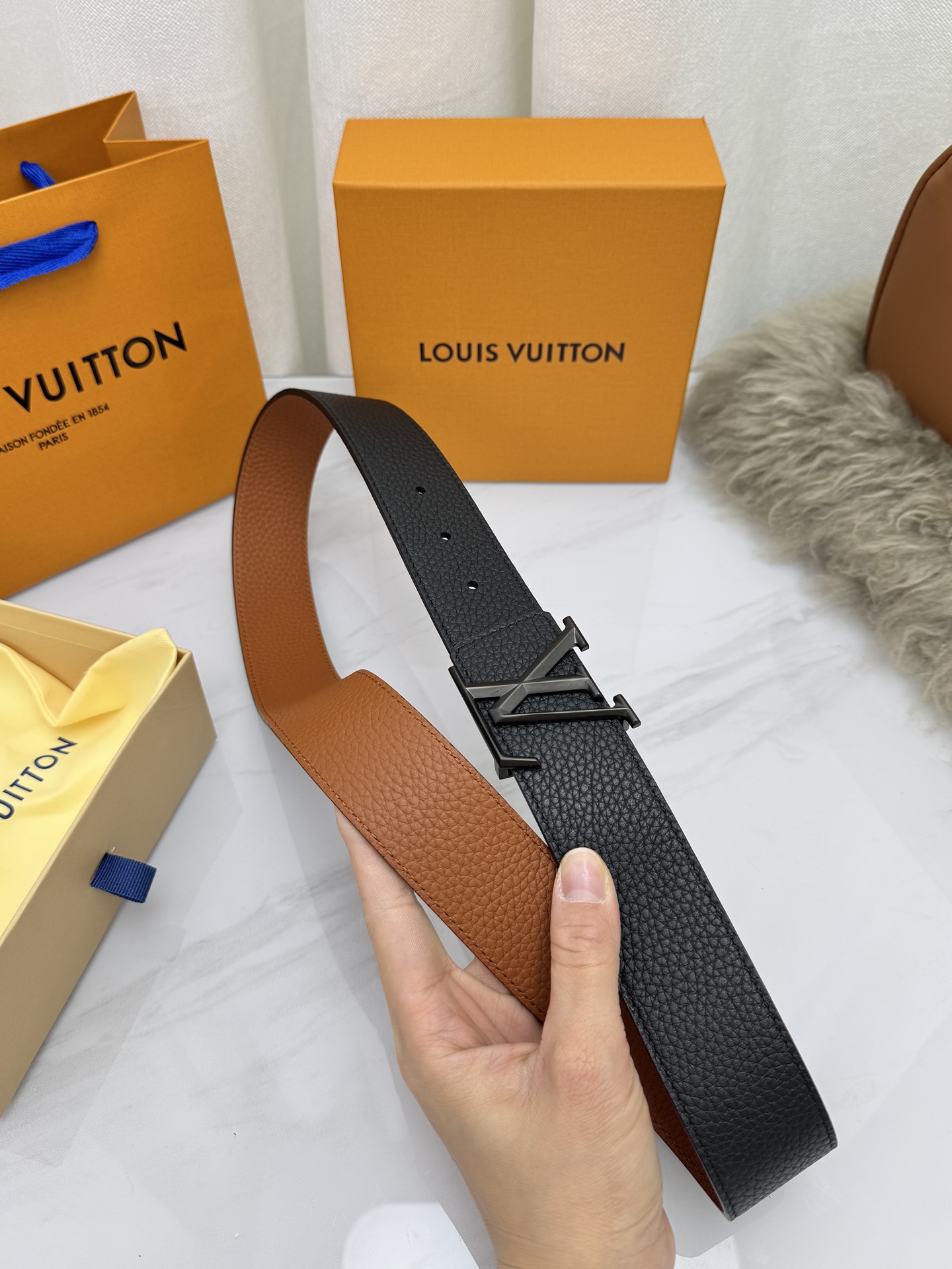 LV 奢华款现代 饰以雅致大方的标志性 柔软结实的皮带，可搭配从礼服到休闲装各种服饰。宽度4.0cm
