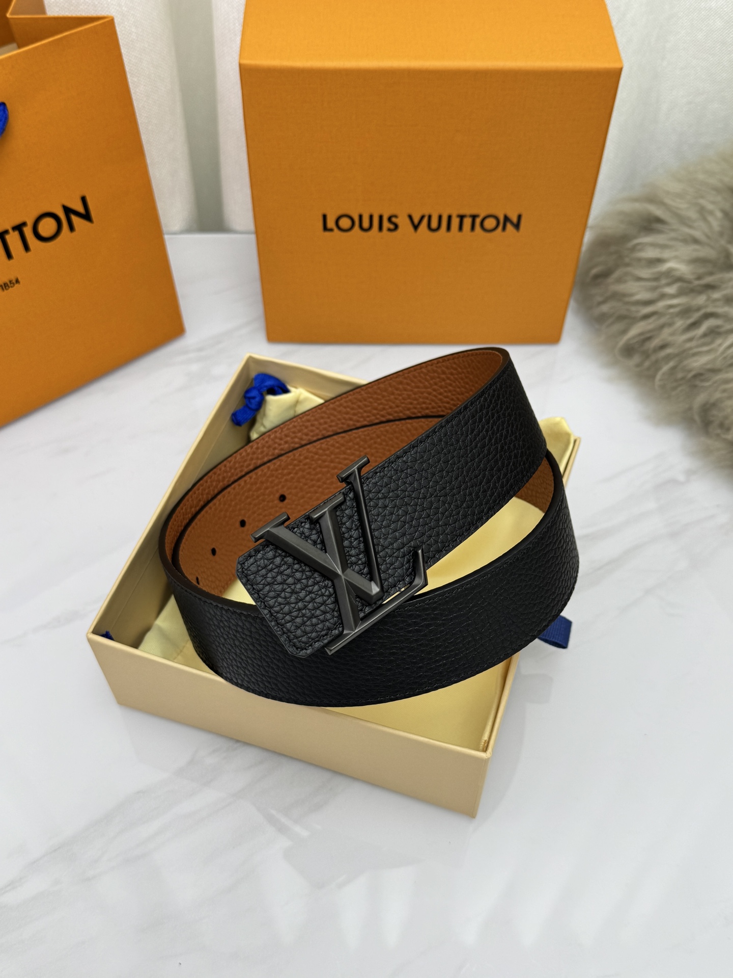 LV 奢华款现代 饰以雅致大方的标志性 柔软结实的皮带,可搭配从礼服到休闲装各种服饰。宽度4.0cm LV 奢华款现代 饰以雅致大方的标志性 柔软结实的皮带,可搭配从礼服到休闲装各种服饰。宽度4.0cm