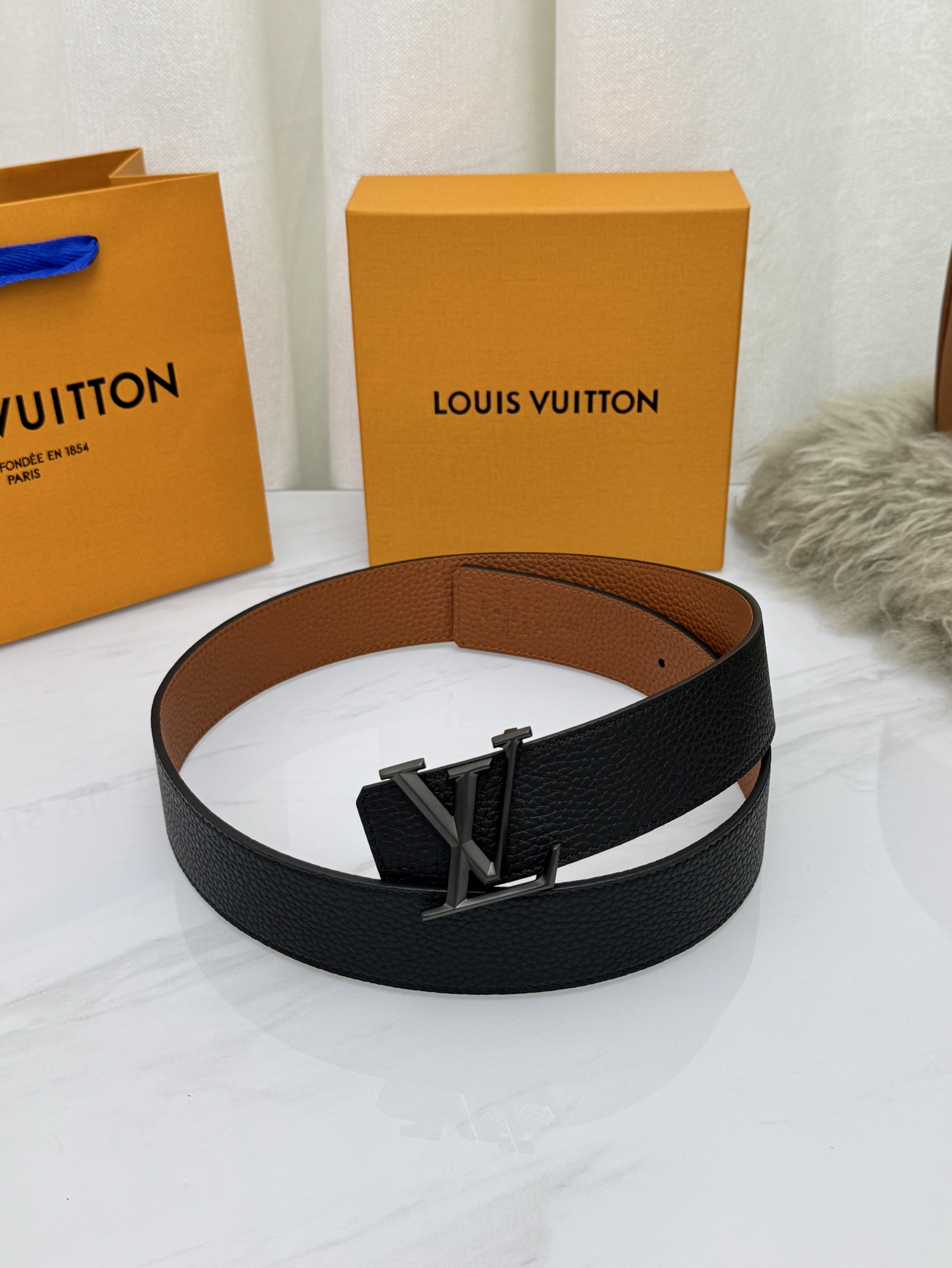 LV 奢华款现代 饰以雅致大方的标志性 柔软结实的皮带，可搭配从礼服到休闲装各种服饰。宽度4.0cm