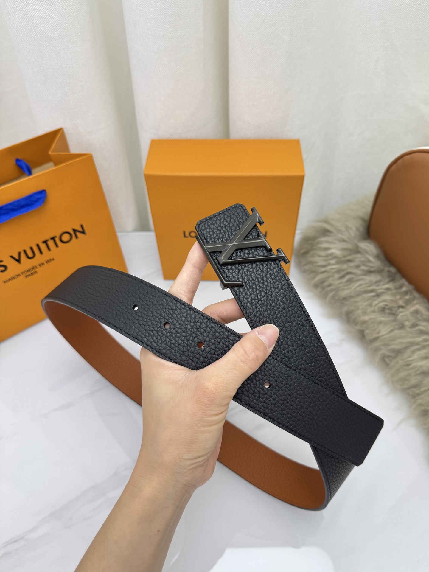 LV 奢华款现代 饰以雅致大方的标志性 柔软结实的皮带，可搭配从礼服到休闲装各种服饰。宽度4.0cm