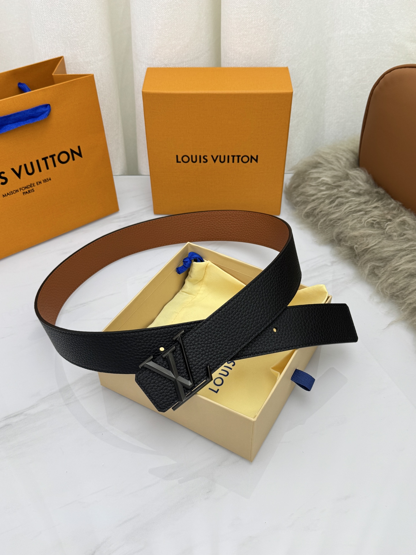 LV 奢华款现代 饰以雅致大方的标志性 柔软结实的皮带，可搭配从礼服到休闲装各种服饰。宽度4.0cm