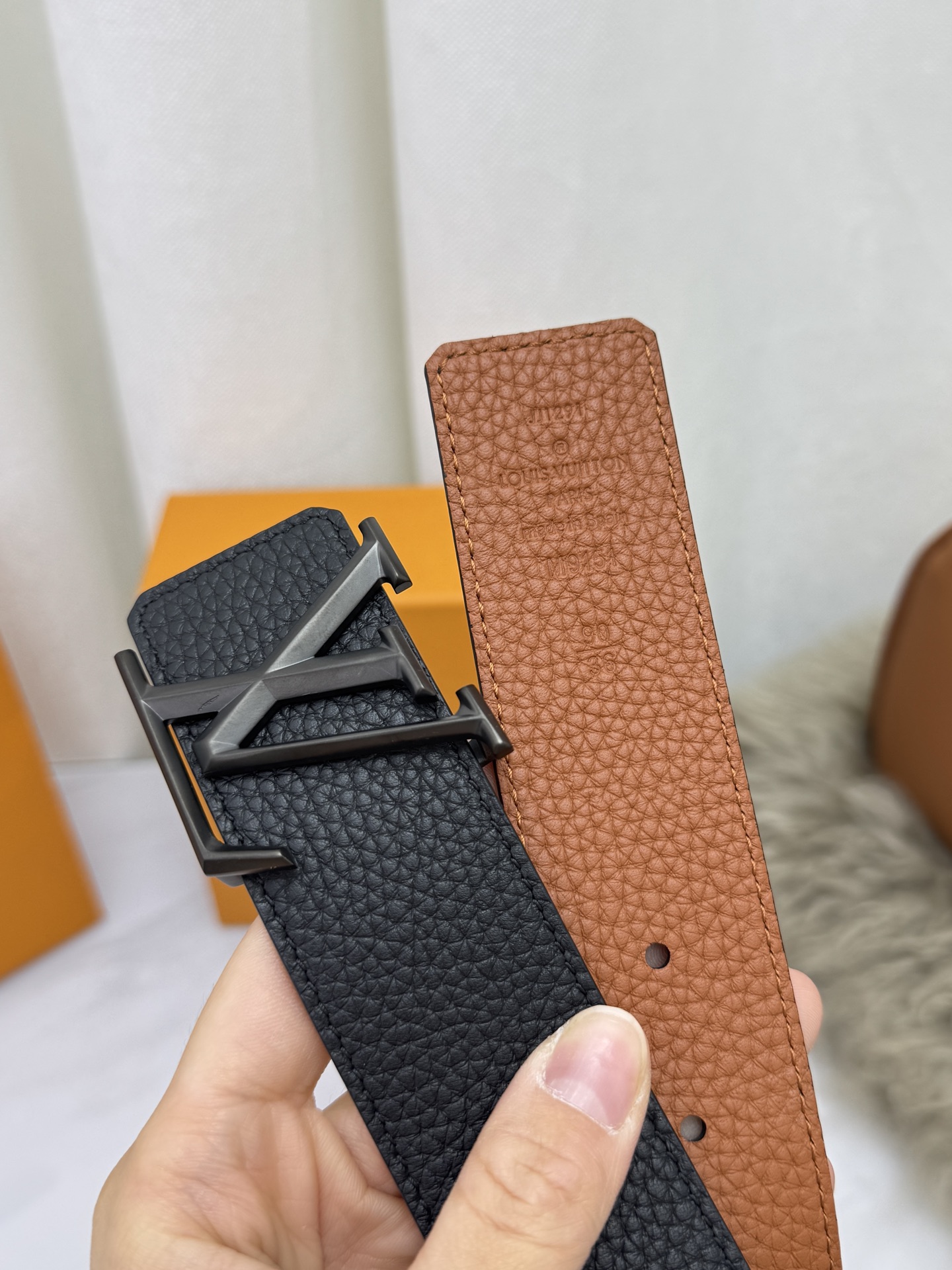 LV 奢华款现代 饰以雅致大方的标志性 柔软结实的皮带，可搭配从礼服到休闲装各种服饰。宽度4.0cm