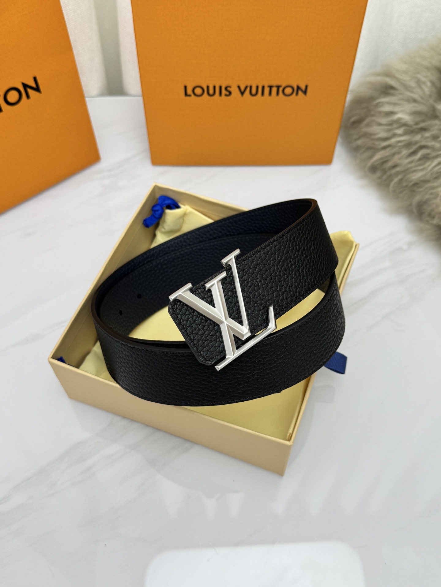 LV 奢华款现代 饰以雅致大方的标志性 柔软结实的皮带,可搭配从礼服到休闲装各种服饰。宽度4.0cm LV 奢华款现代 饰以雅致大方的标志性 柔软结实的皮带,可搭配从礼服到休闲装各种服饰。宽度4.0cm