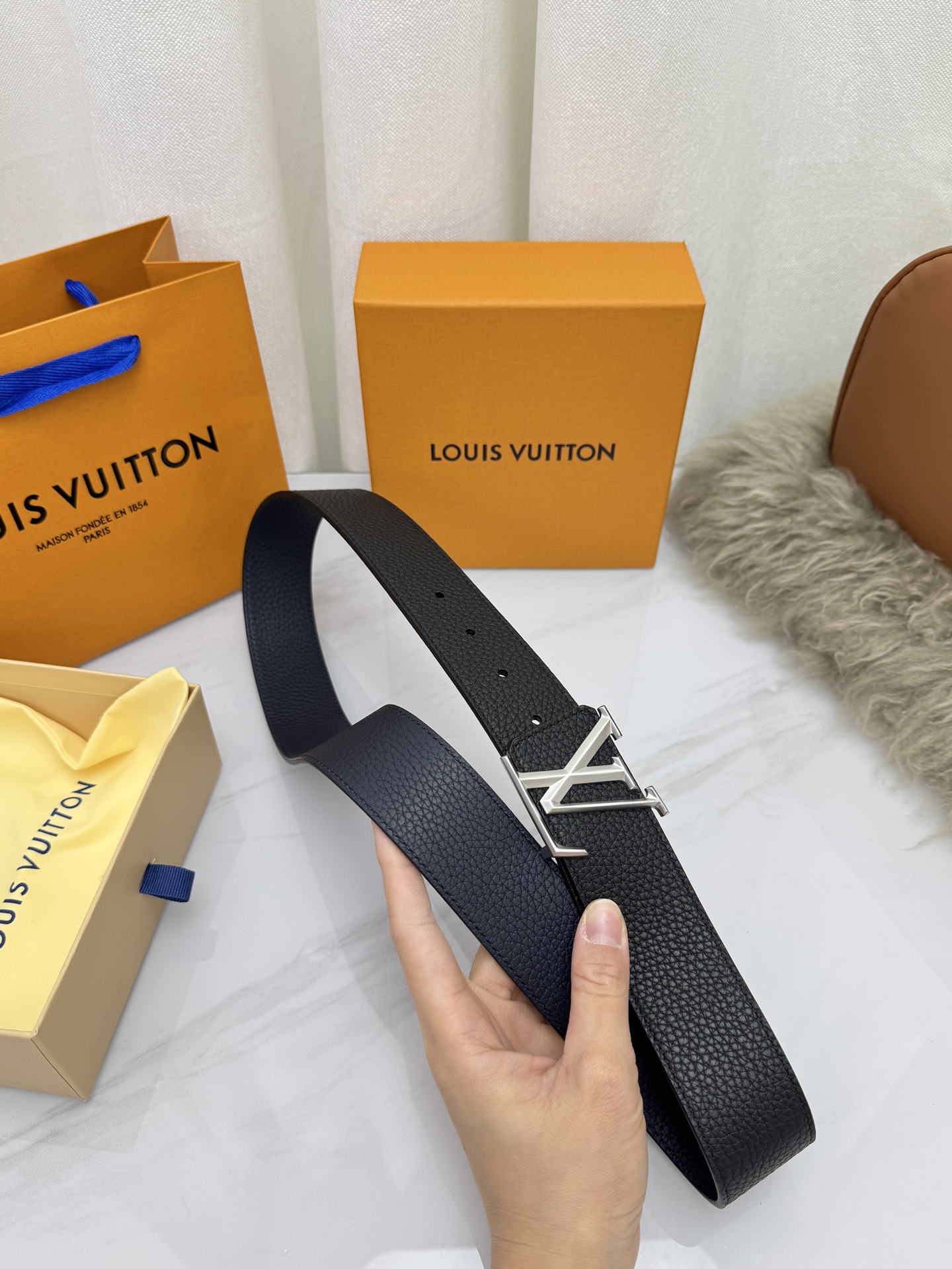 LV 奢华款现代 饰以雅致大方的标志性 柔软结实的皮带，可搭配从礼服到休闲装各种服饰。宽度4.0cm