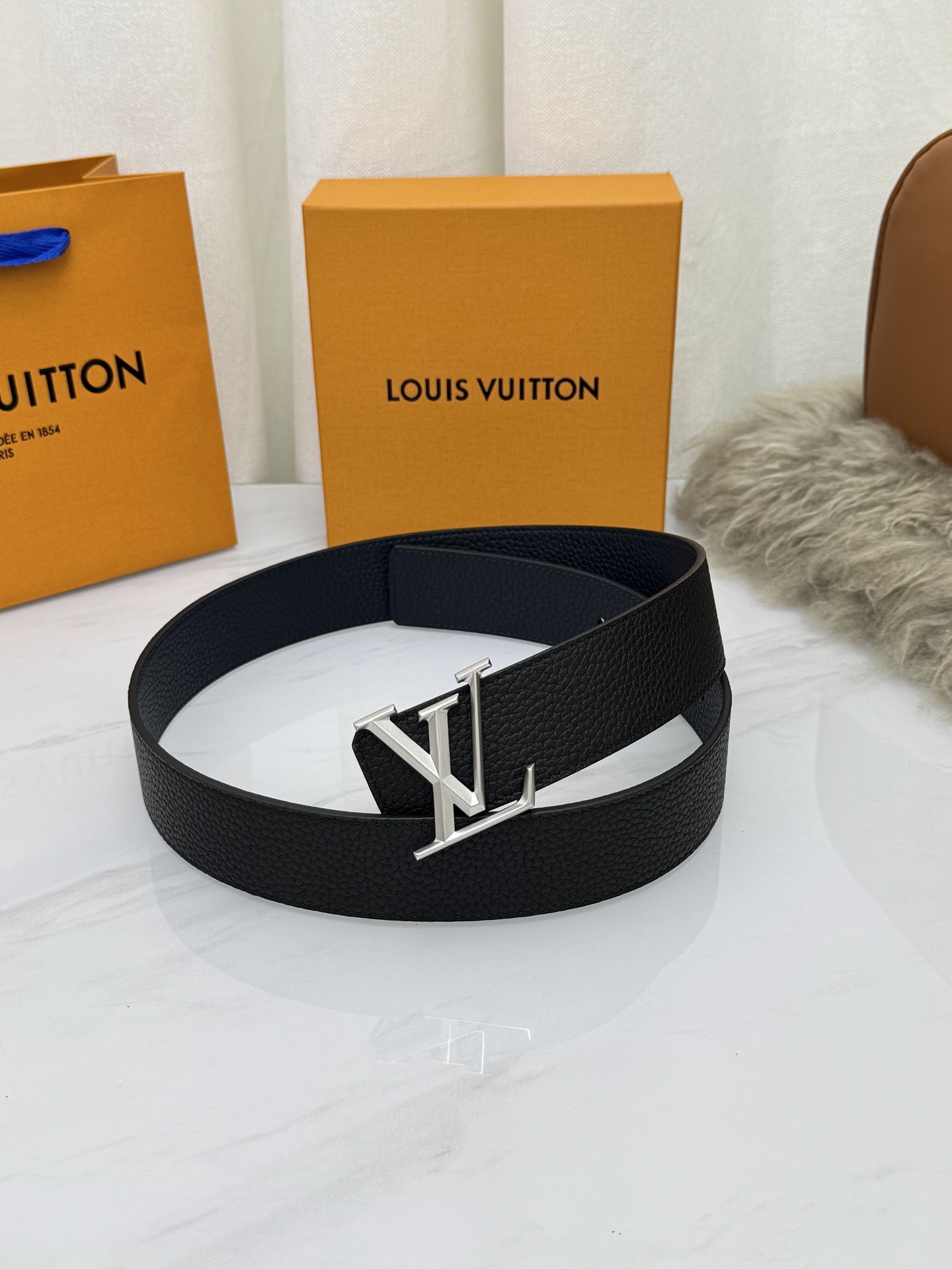 LV 奢华款现代 饰以雅致大方的标志性 柔软结实的皮带，可搭配从礼服到休闲装各种服饰。宽度4.0cm