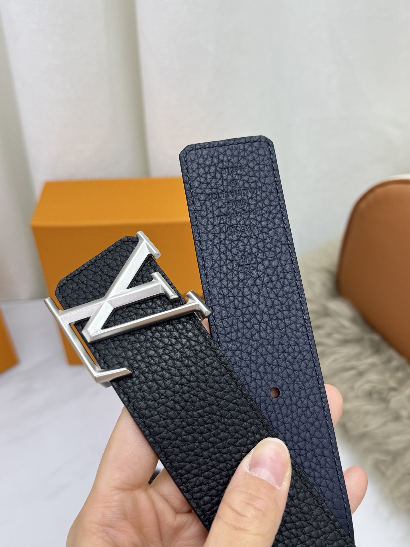 LV 奢华款现代 饰以雅致大方的标志性 柔软结实的皮带，可搭配从礼服到休闲装各种服饰。宽度4.0cm