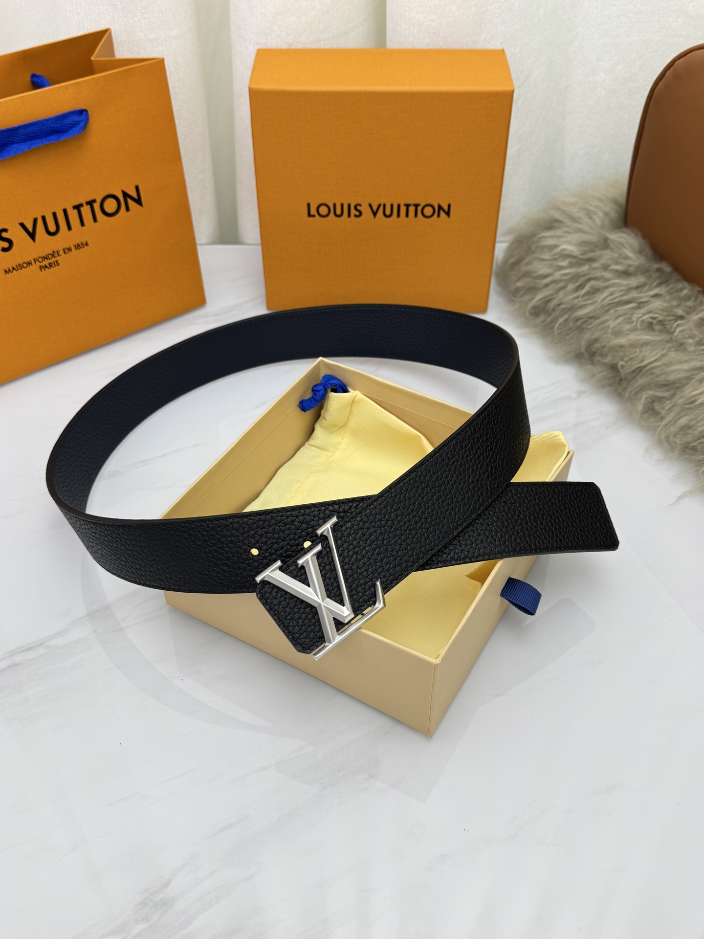 LV 奢华款现代 饰以雅致大方的标志性 柔软结实的皮带，可搭配从礼服到休闲装各种服饰。宽度4.0cm