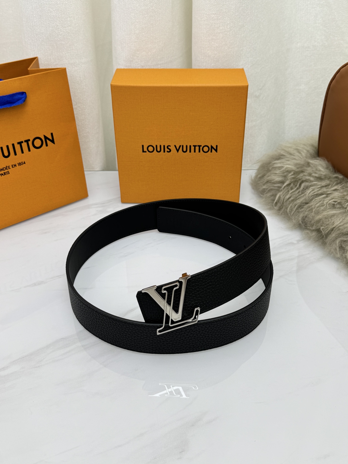 LV 奢华款现代 饰以雅致大方的标志性 柔软结实的皮带，可搭配从礼服到休闲装各种服饰。宽度4.0cm