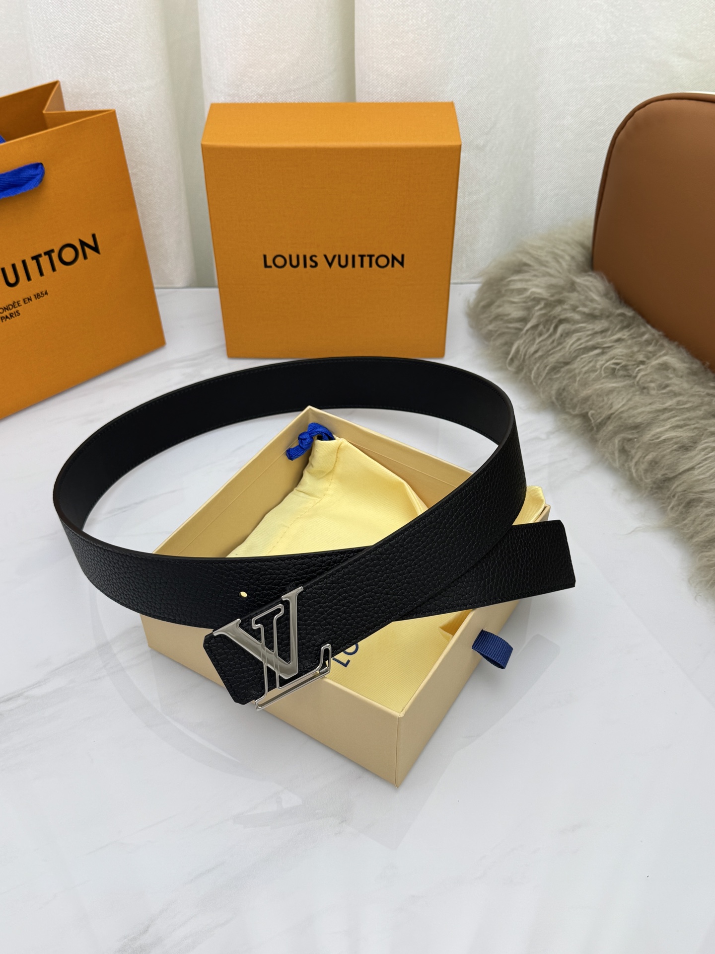 LV 奢华款现代 饰以雅致大方的标志性 柔软结实的皮带，可搭配从礼服到休闲装各种服饰。宽度4.0cm