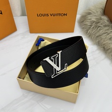 LV 奢华款现代 饰以雅致大方的标志性 柔软结实的皮带,可搭配从礼服到休闲装各种服饰。宽度4.0cm LV 奢华款现代 饰以雅致大方的标志性 柔软结实的皮带,可搭配从礼服到休闲装各种服饰。宽度4.0cm