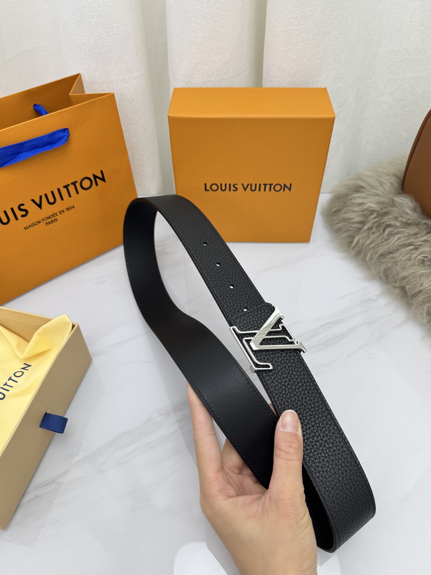 LV 奢华款现代 饰以雅致大方的标志性 柔软结实的皮带，可搭配从礼服到休闲装各种服饰。宽度4.0cm