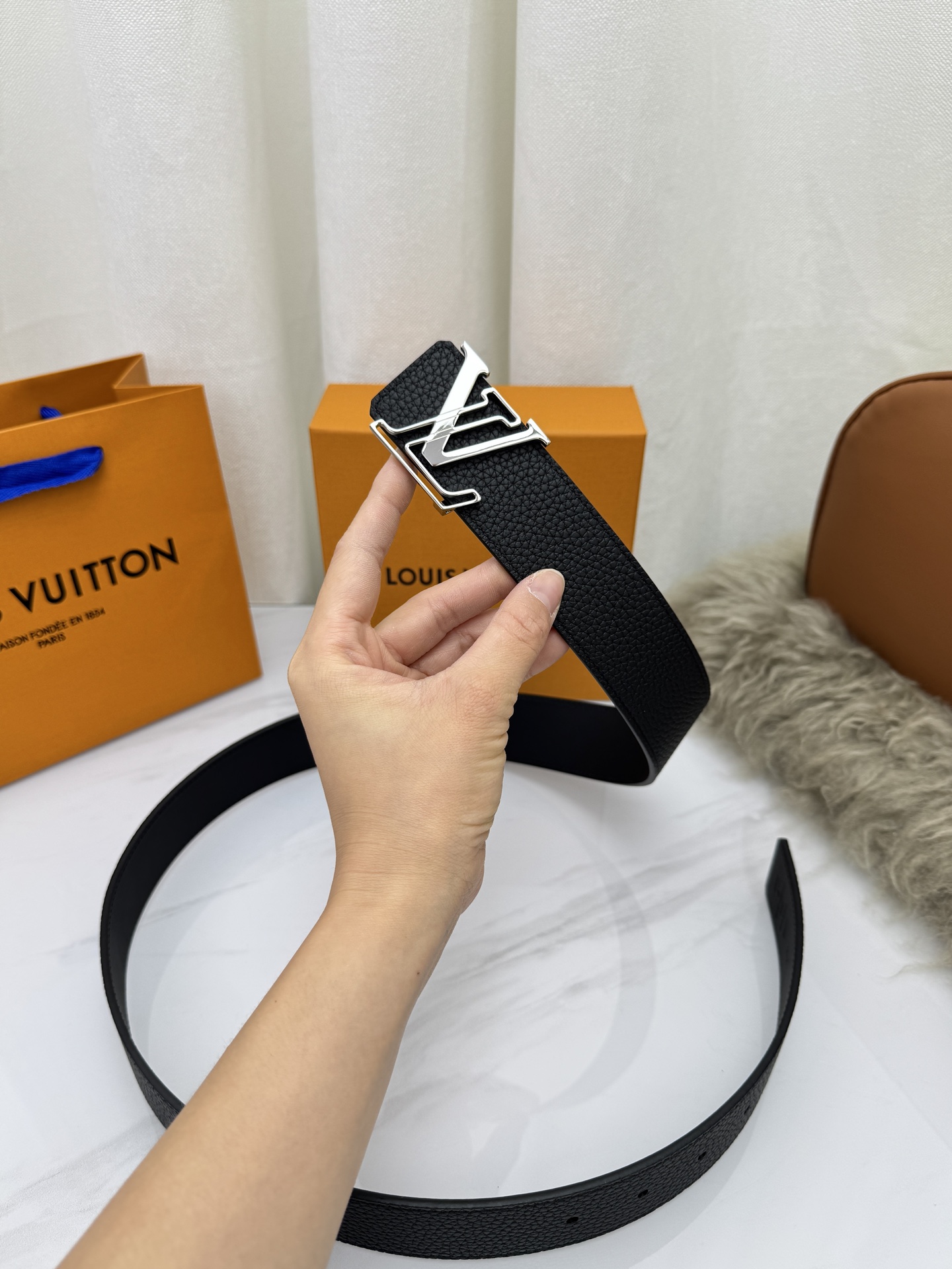 LV 奢华款现代 饰以雅致大方的标志性 柔软结实的皮带，可搭配从礼服到休闲装各种服饰。宽度4.0cm