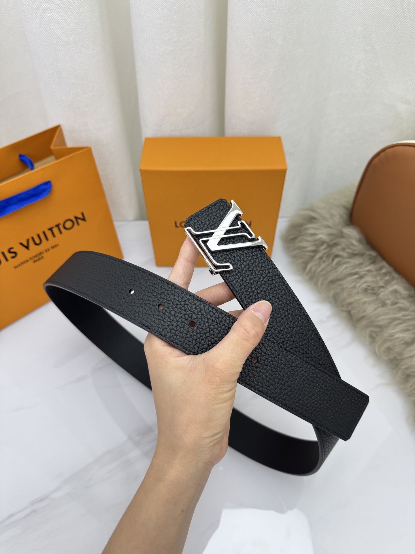 LV 奢华款现代 饰以雅致大方的标志性 柔软结实的皮带，可搭配从礼服到休闲装各种服饰。宽度4.0cm