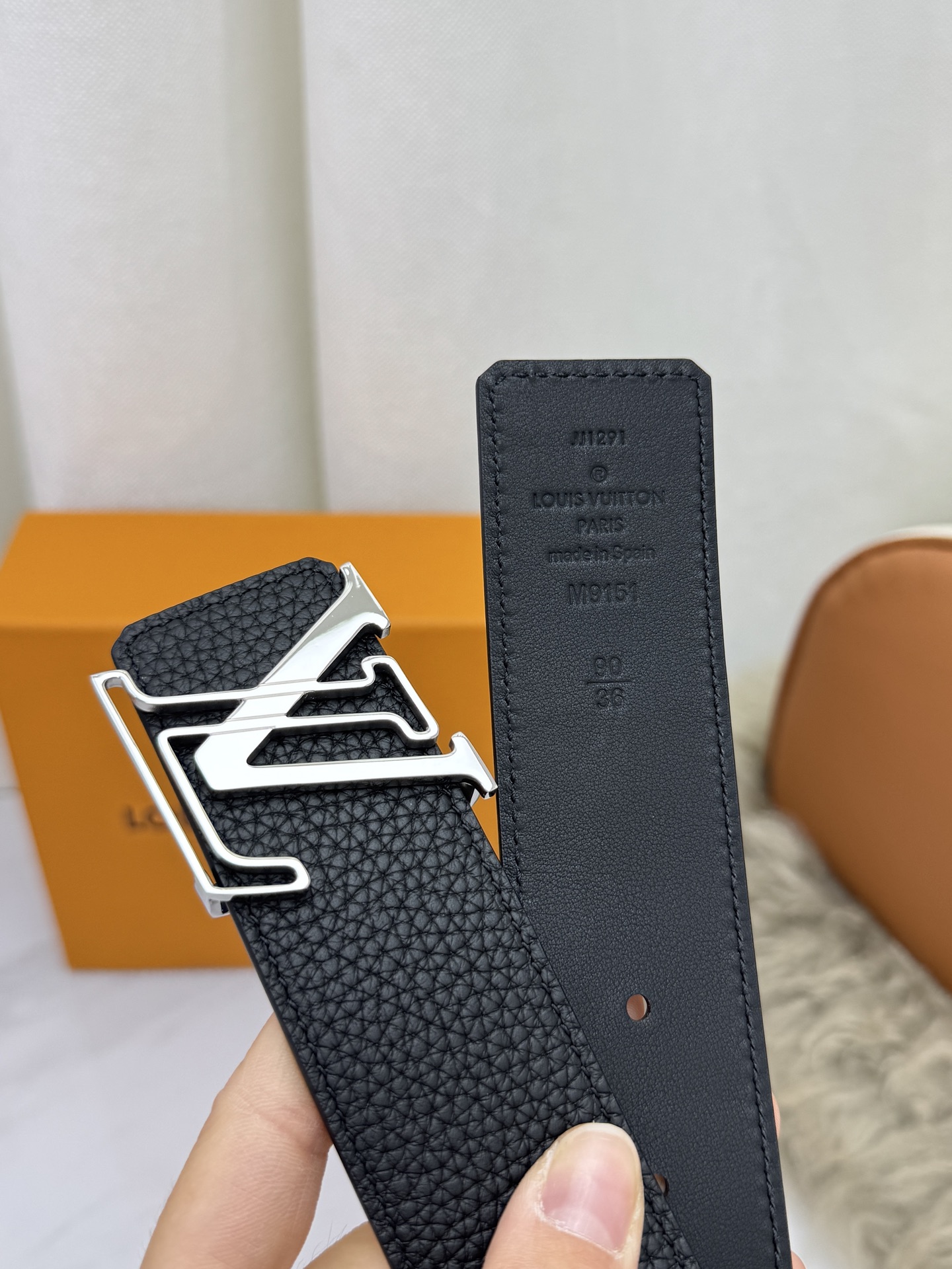 LV 奢华款现代 饰以雅致大方的标志性 柔软结实的皮带，可搭配从礼服到休闲装各种服饰。宽度4.0cm