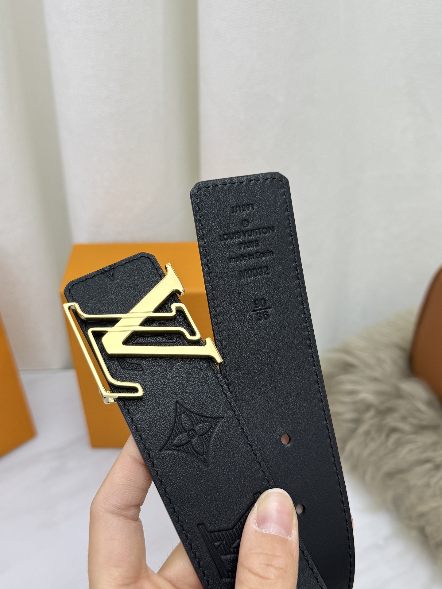 LV 奢华款现代 饰以雅致大方的标志性 柔软结实的皮带，可搭配从礼服到休闲装各种服饰。宽度4.0cm