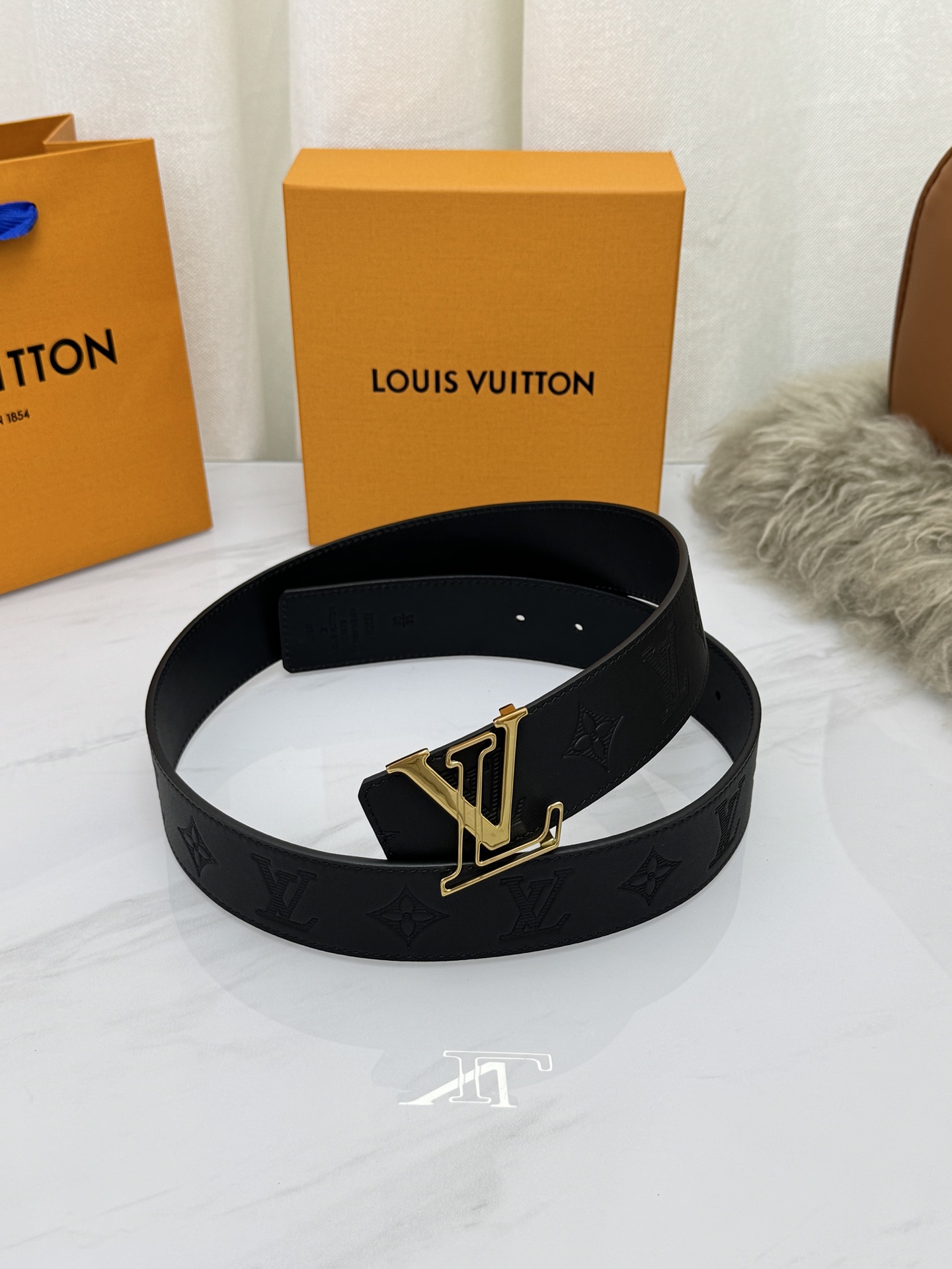 LV 奢华款现代 饰以雅致大方的标志性 柔软结实的皮带，可搭配从礼服到休闲装各种服饰。宽度4.0cm